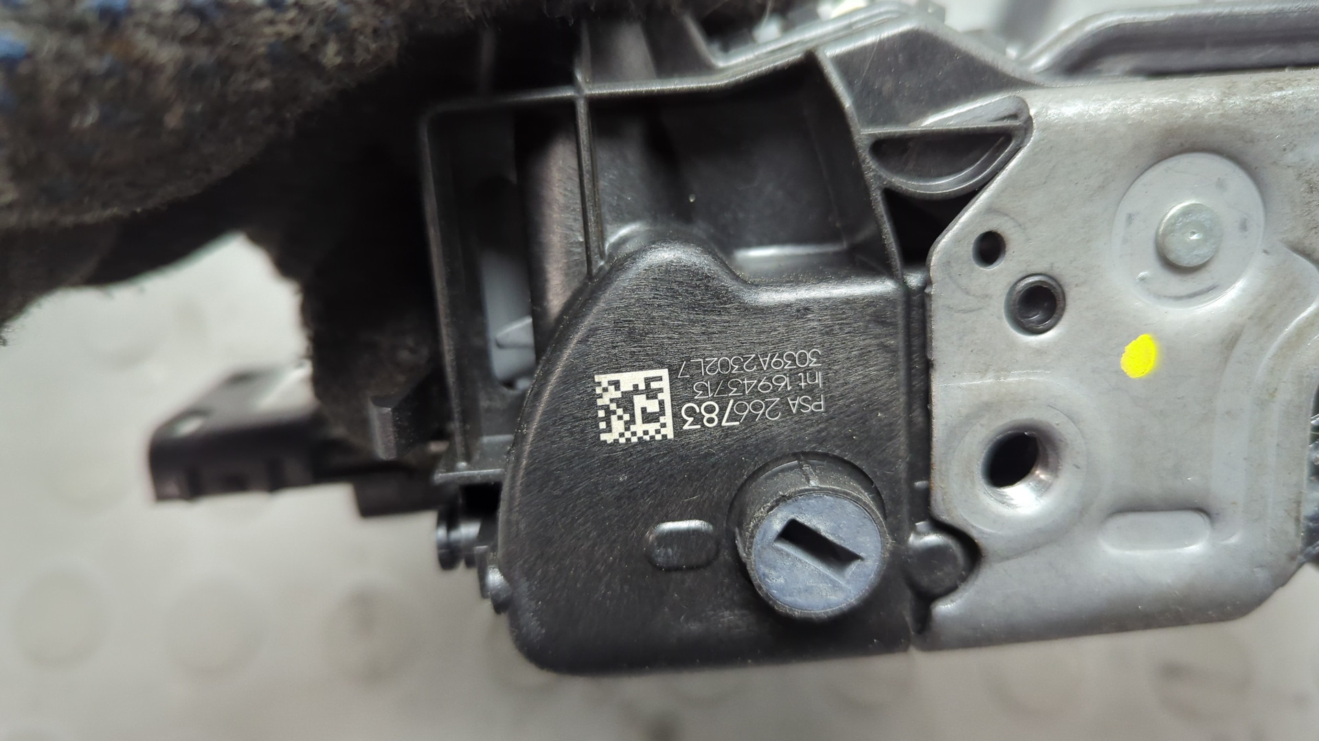 Замок двери передней левой