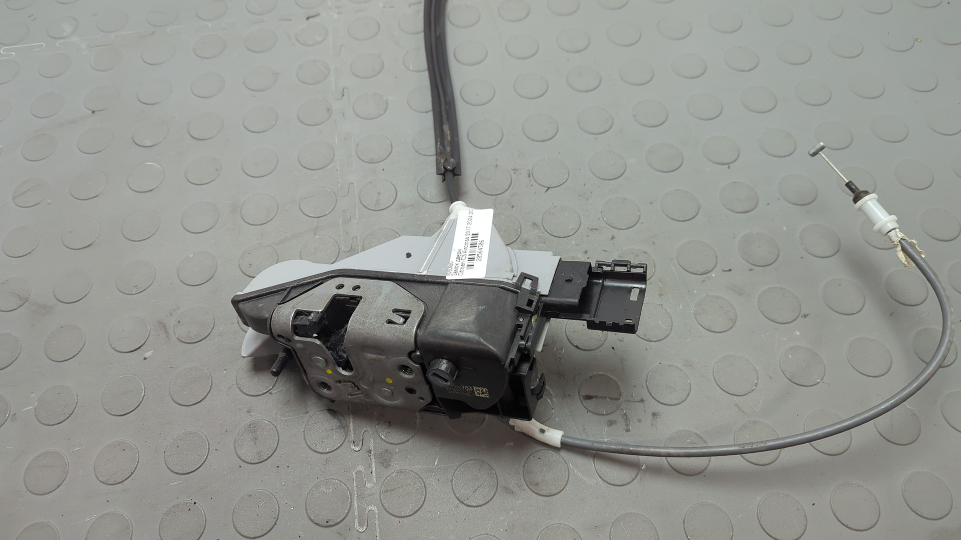 Замок двери передней левой