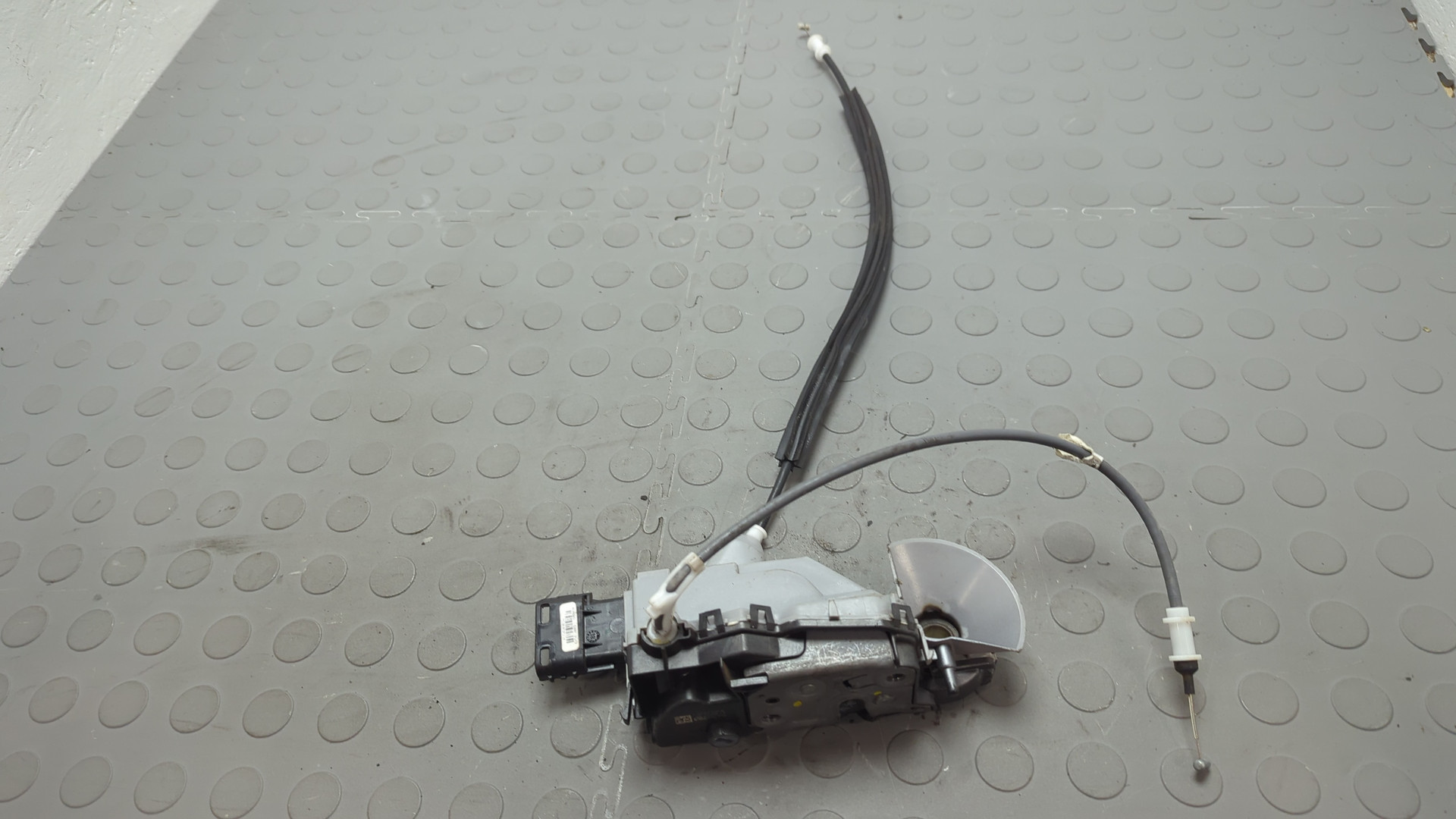 Замок двери передней левой