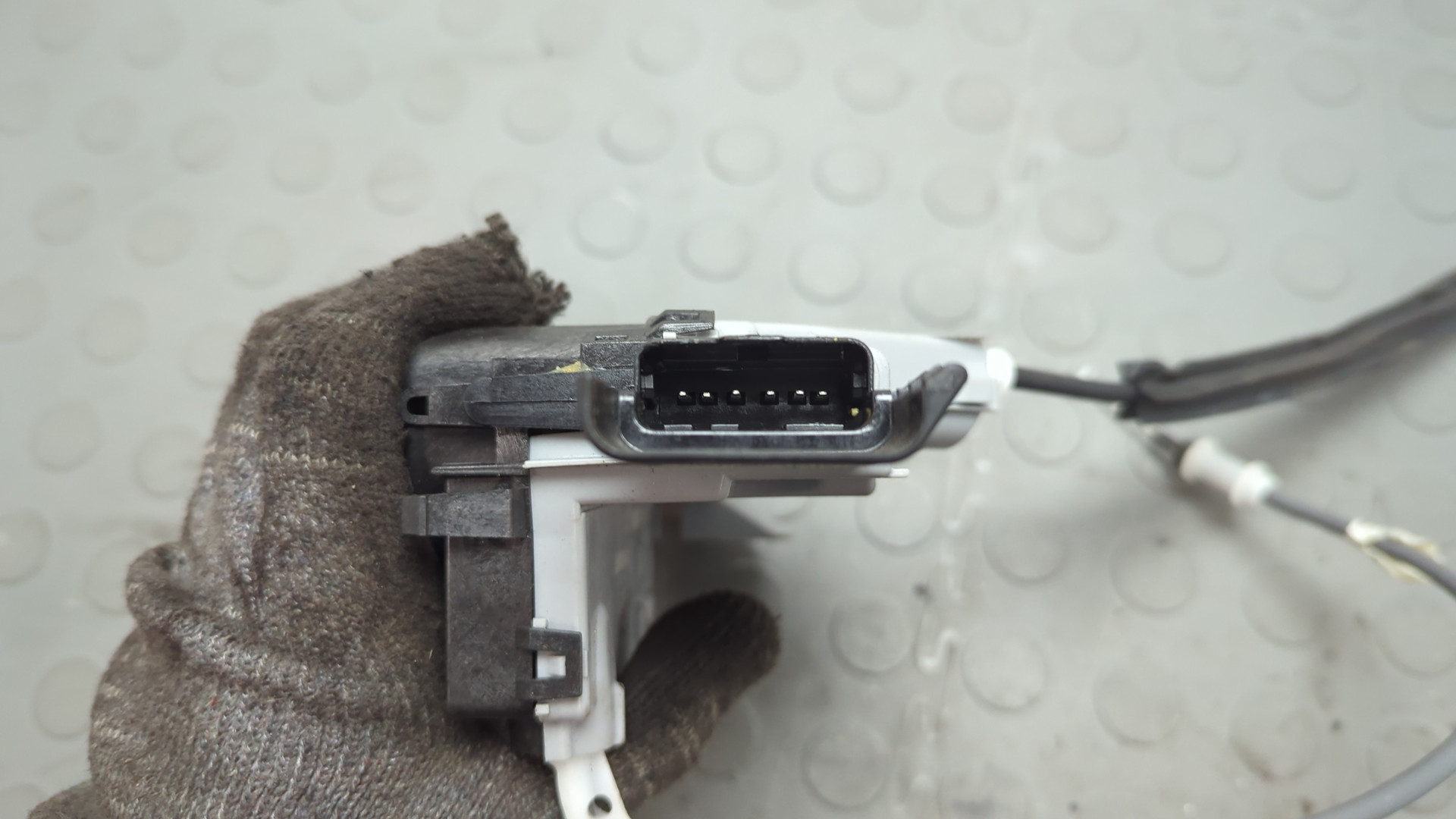 Замок двери передней левой