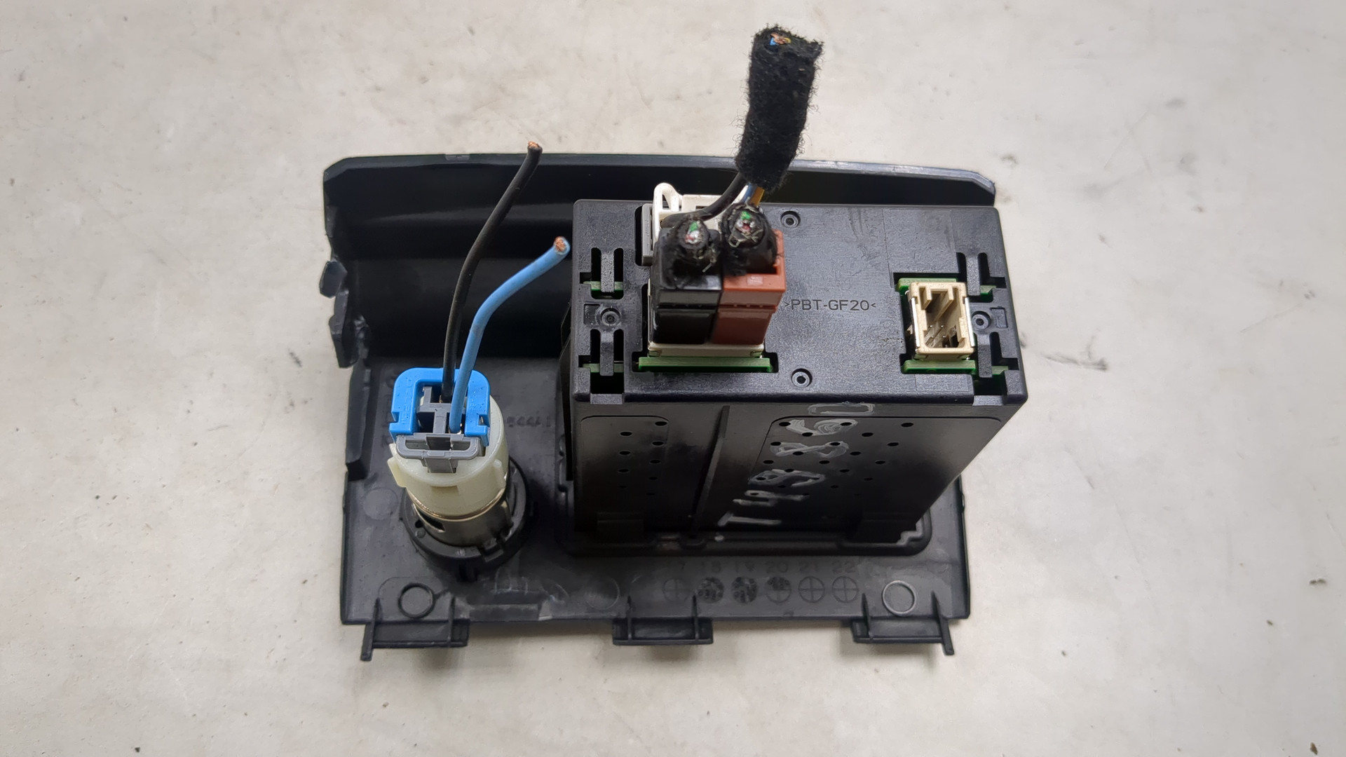 Гнездо AUX / USB IN