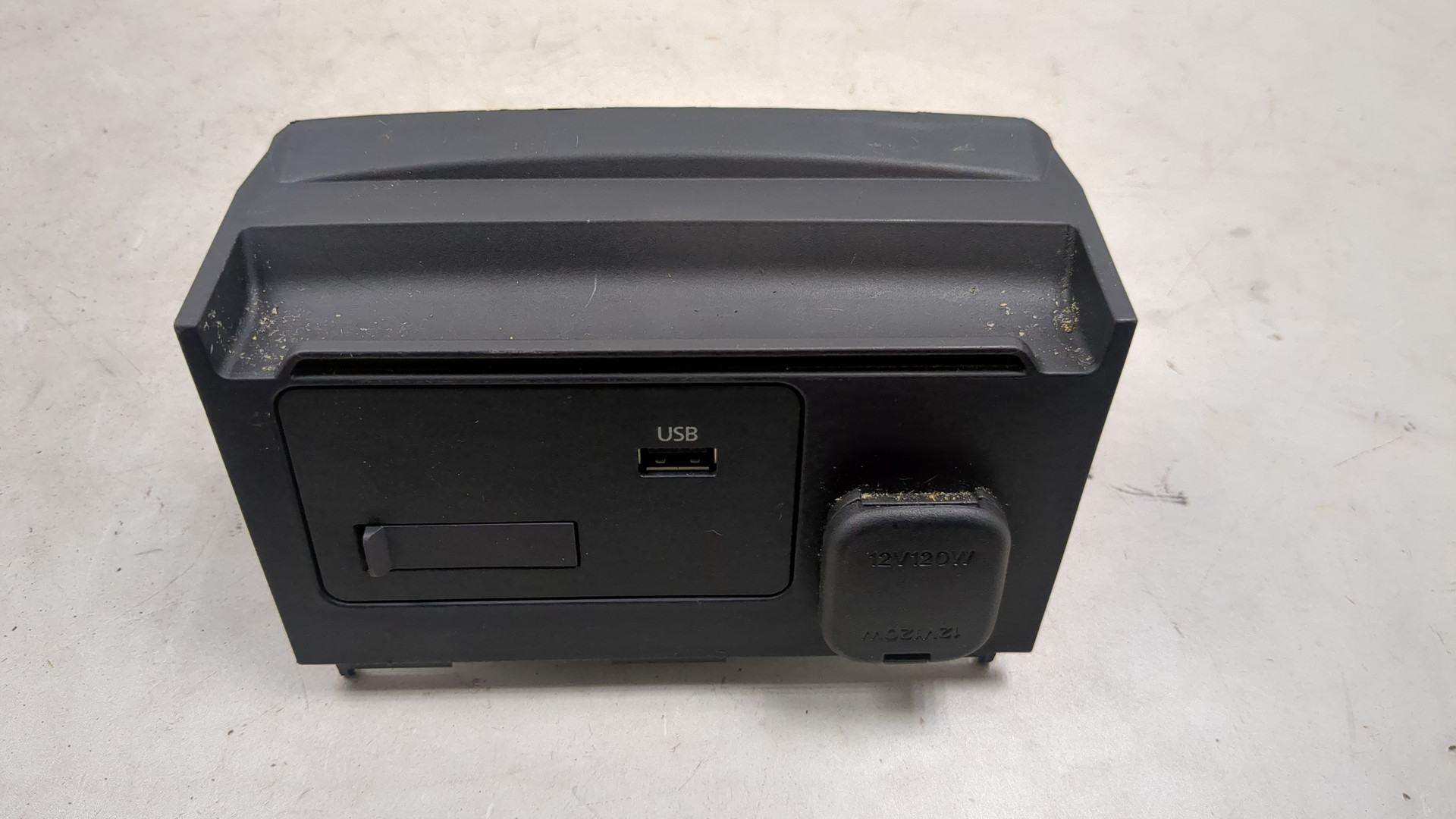 Гнездо AUX / USB IN