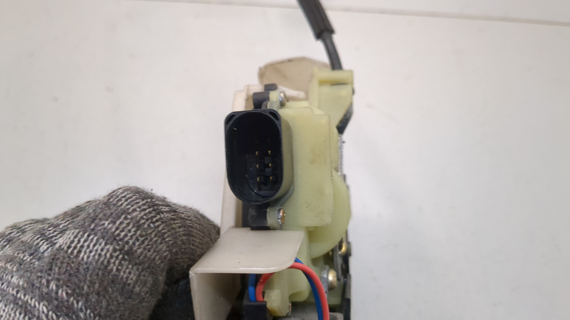 Замок двери передней правой