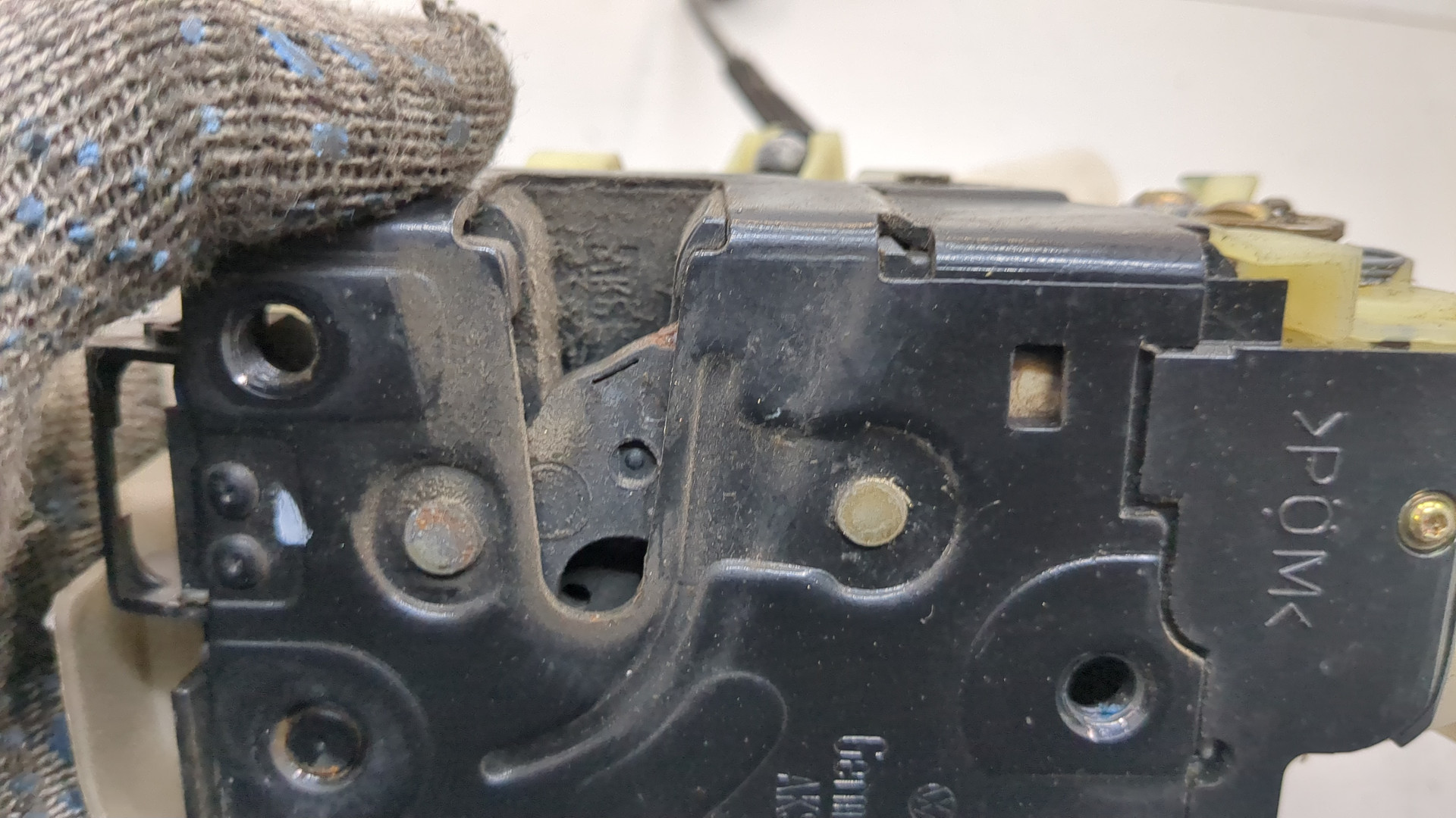 Замок двери передней правой