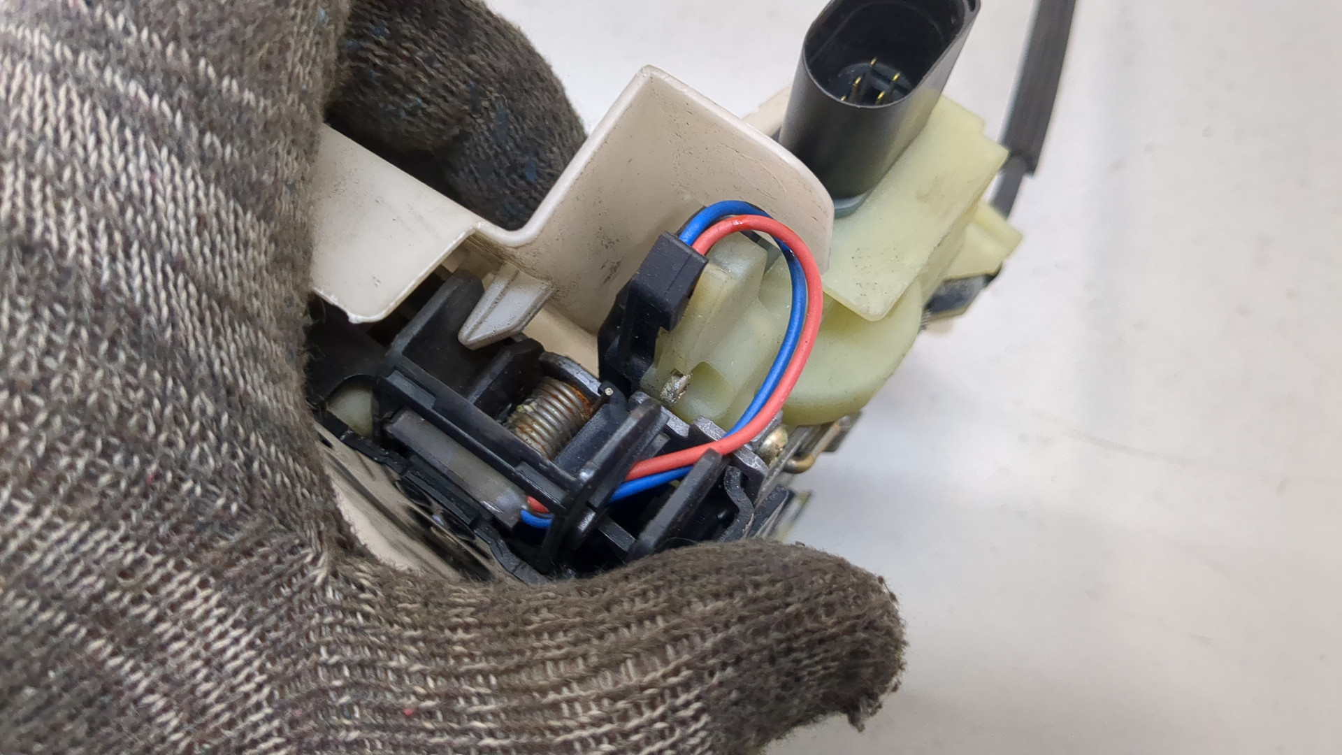 Замок двери передней правой