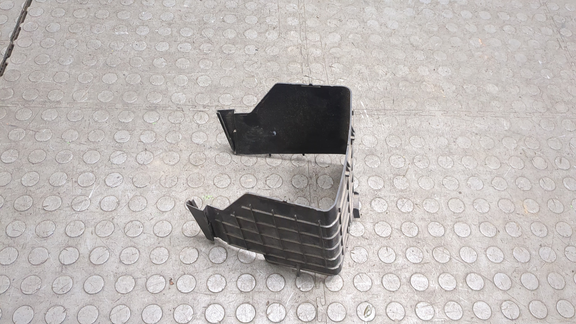 Площадка под аккумулятор (АКБ)