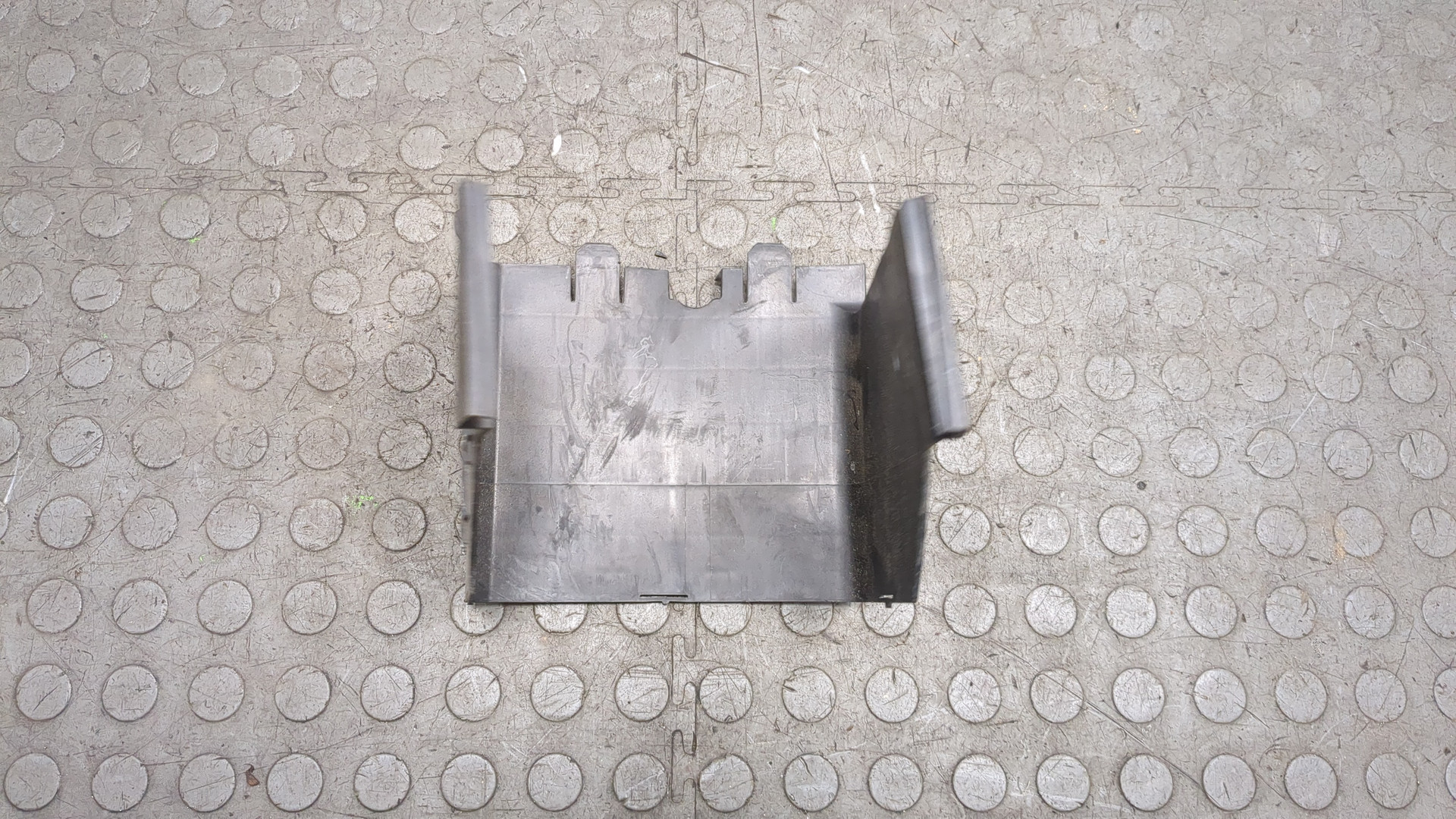 Площадка под аккумулятор (АКБ)