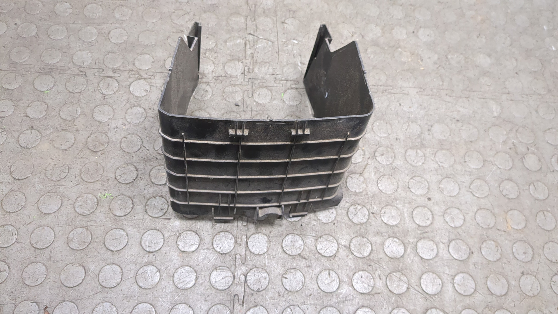 Площадка под аккумулятор (АКБ)