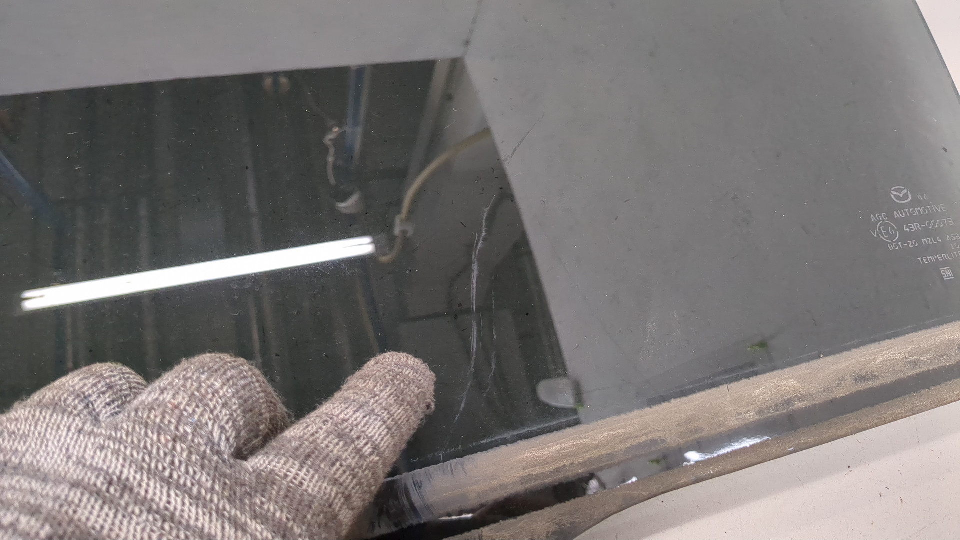 Стекло двери задней левой