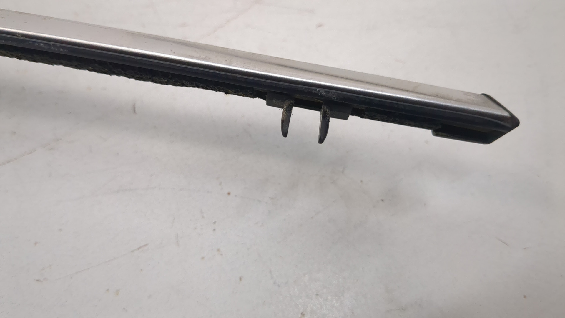 Накладка стекла заднего левого