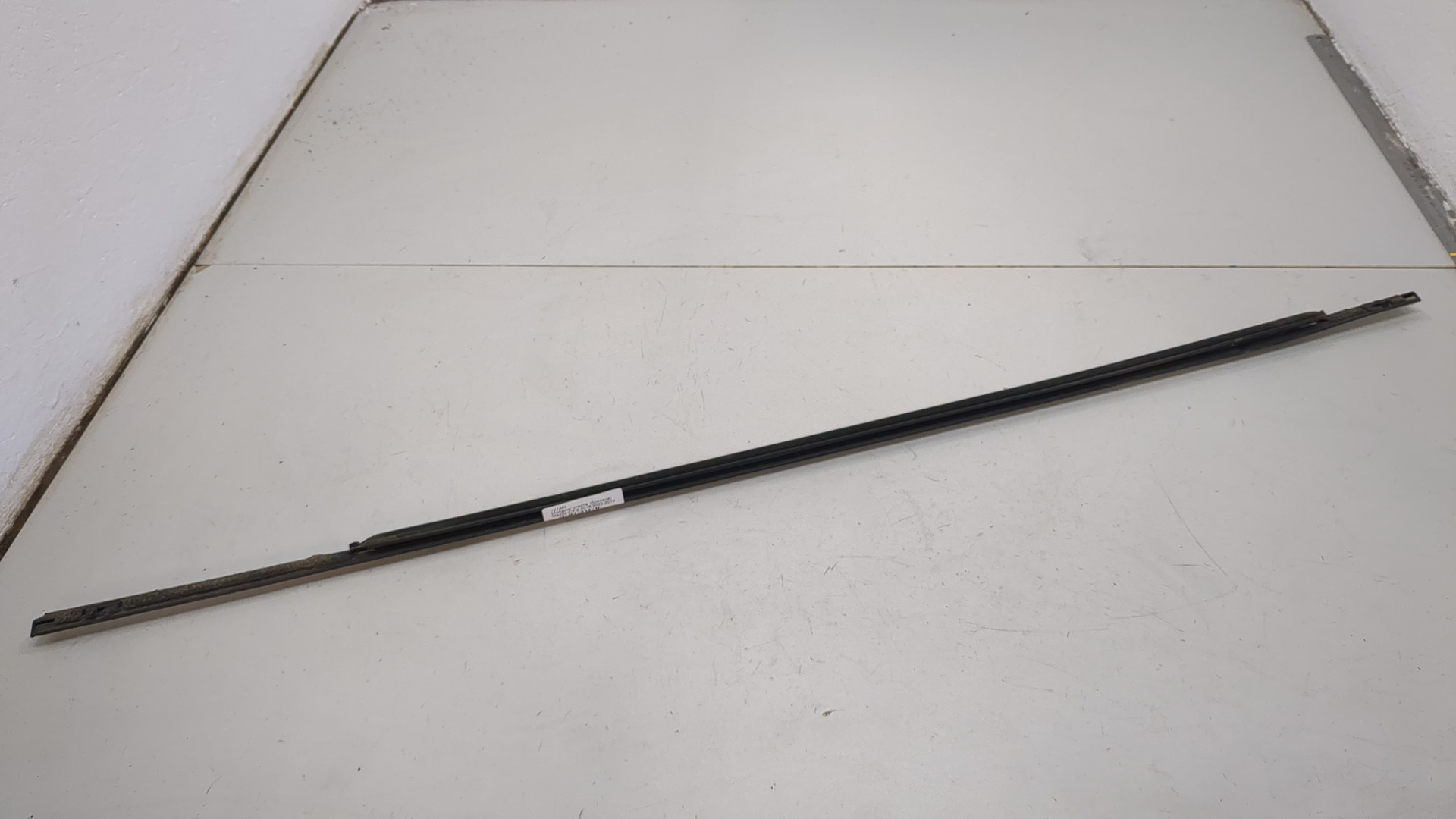 Накладка стекла заднего левого