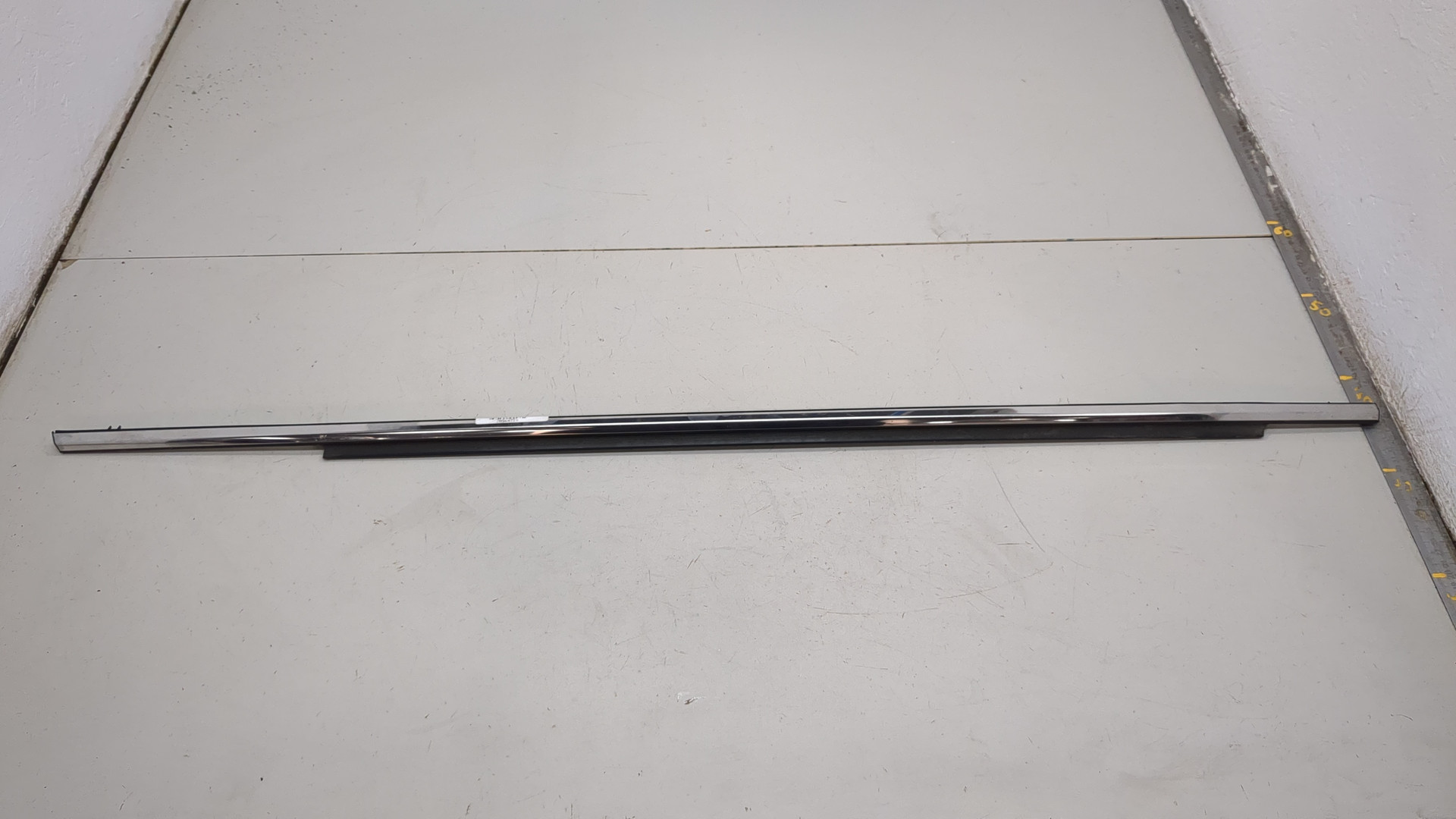 Накладка стекла заднего левого