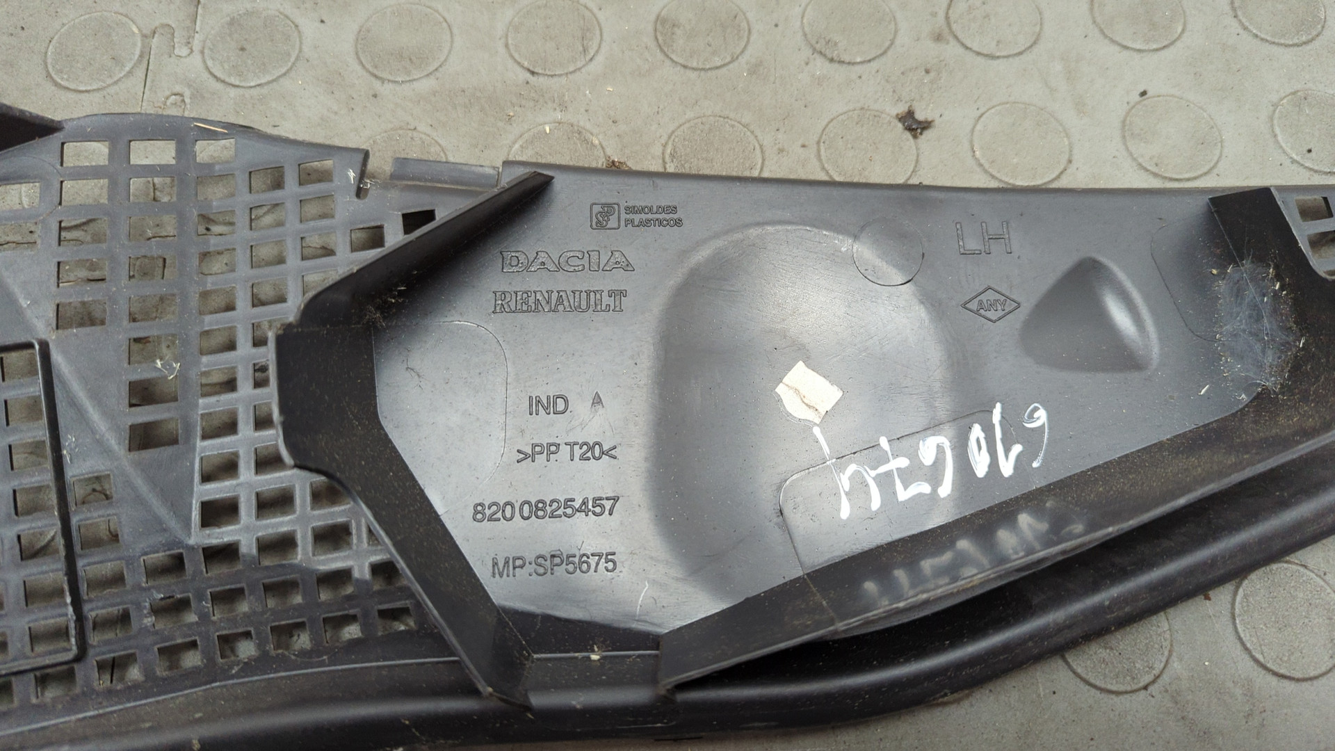 Решетка стеклоочистителей (Жабо)