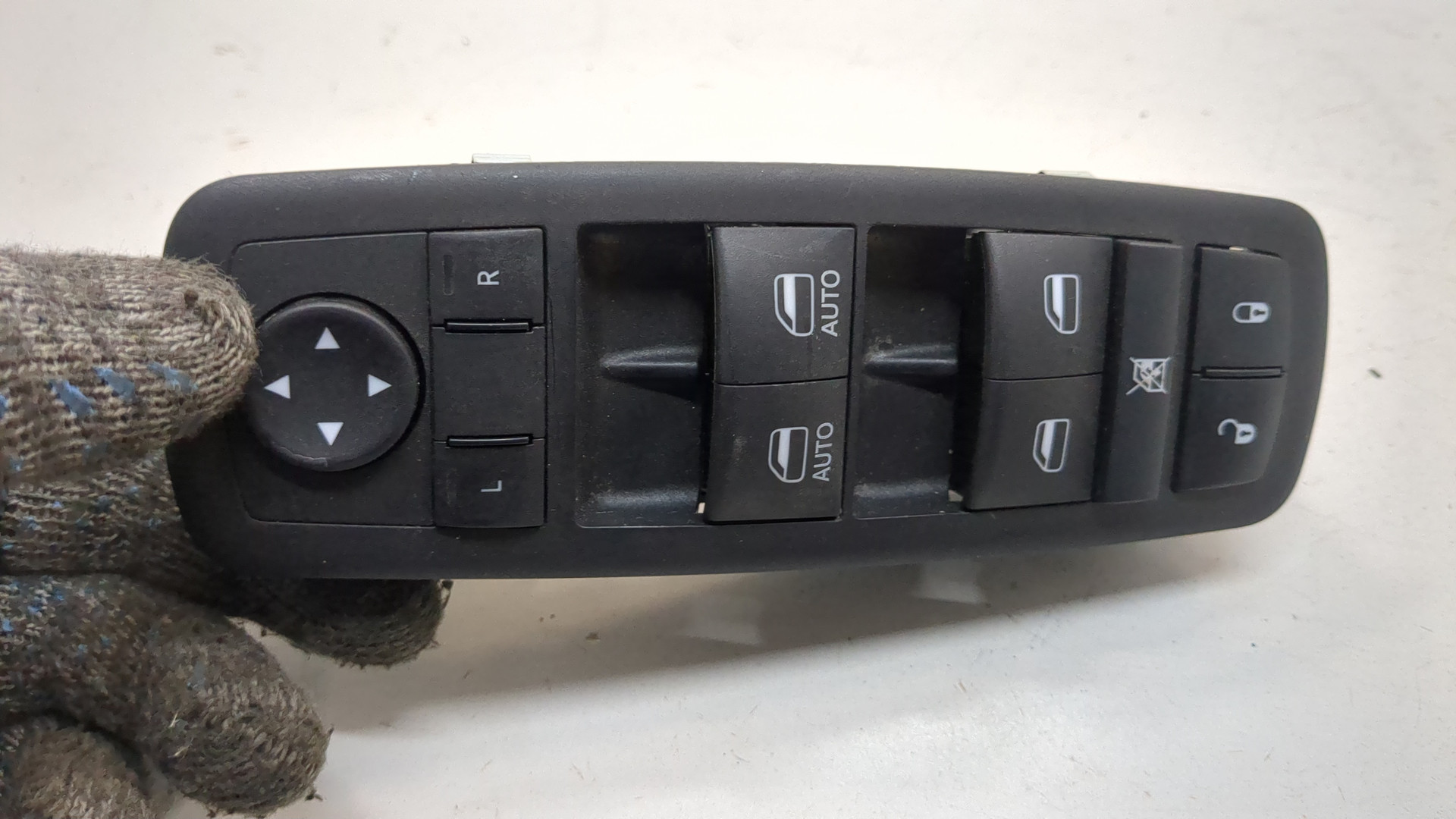 Кнопка стеклоподъемника