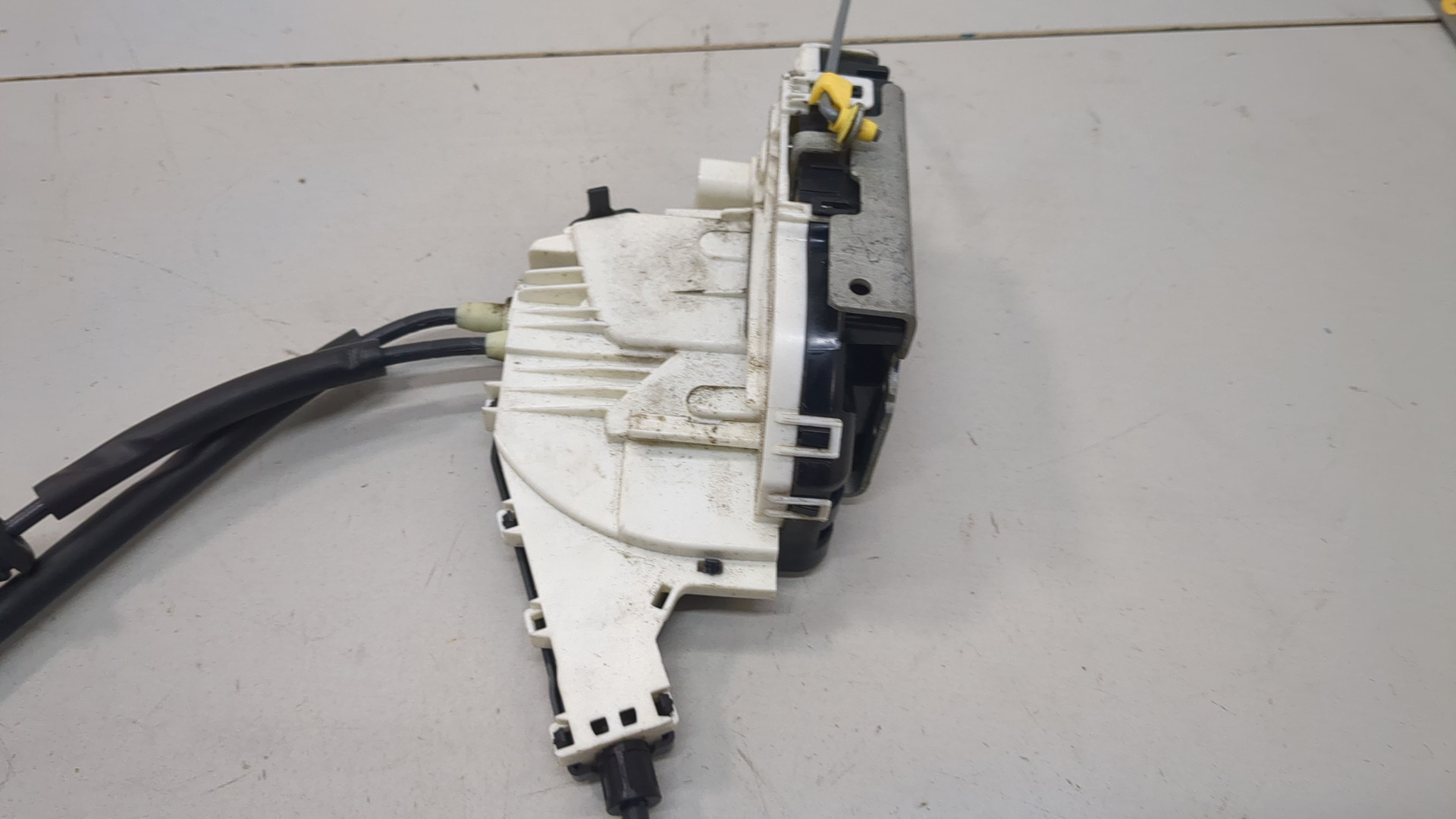 Замок двери передней левой