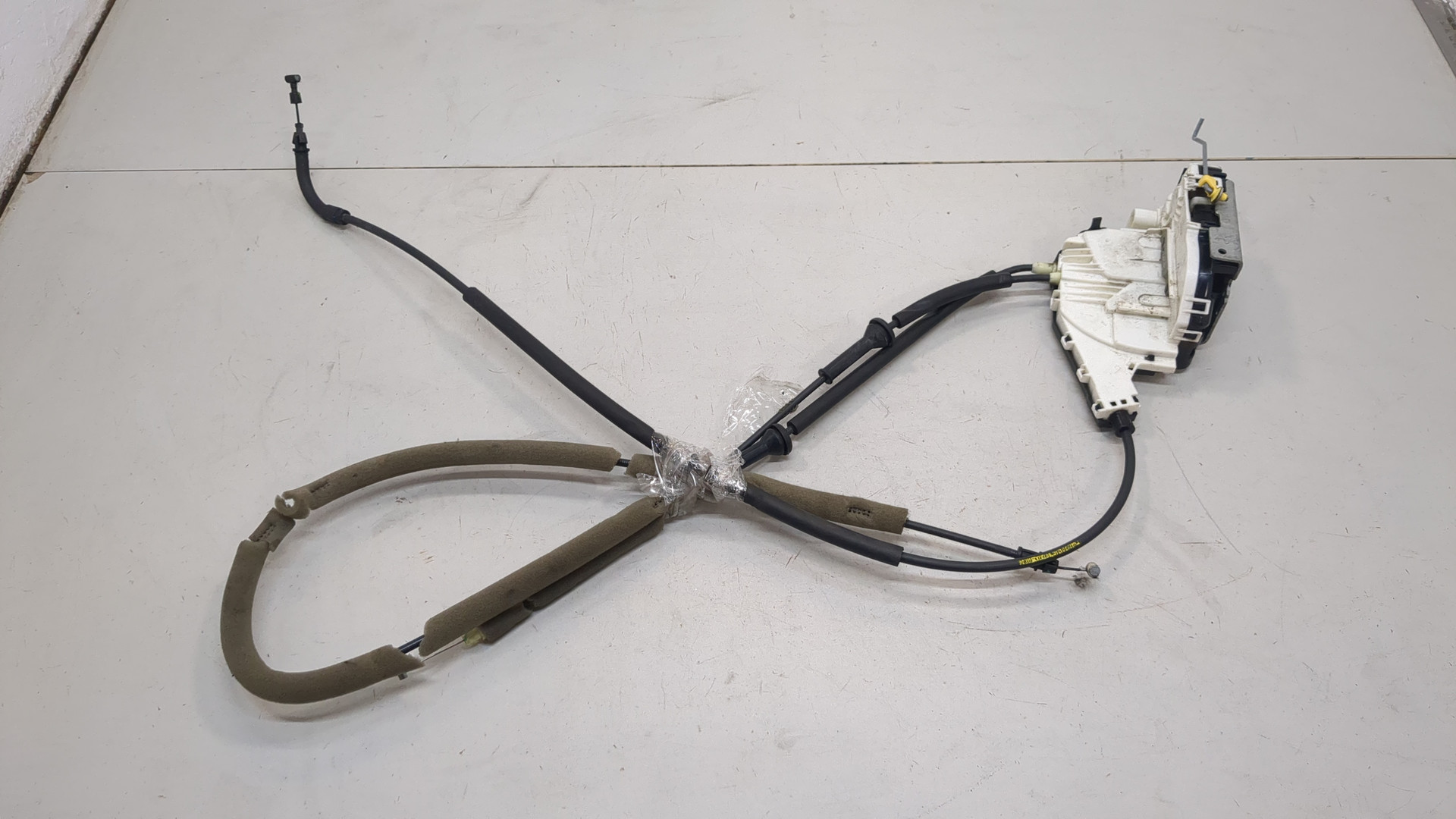 Замок двери передней левой