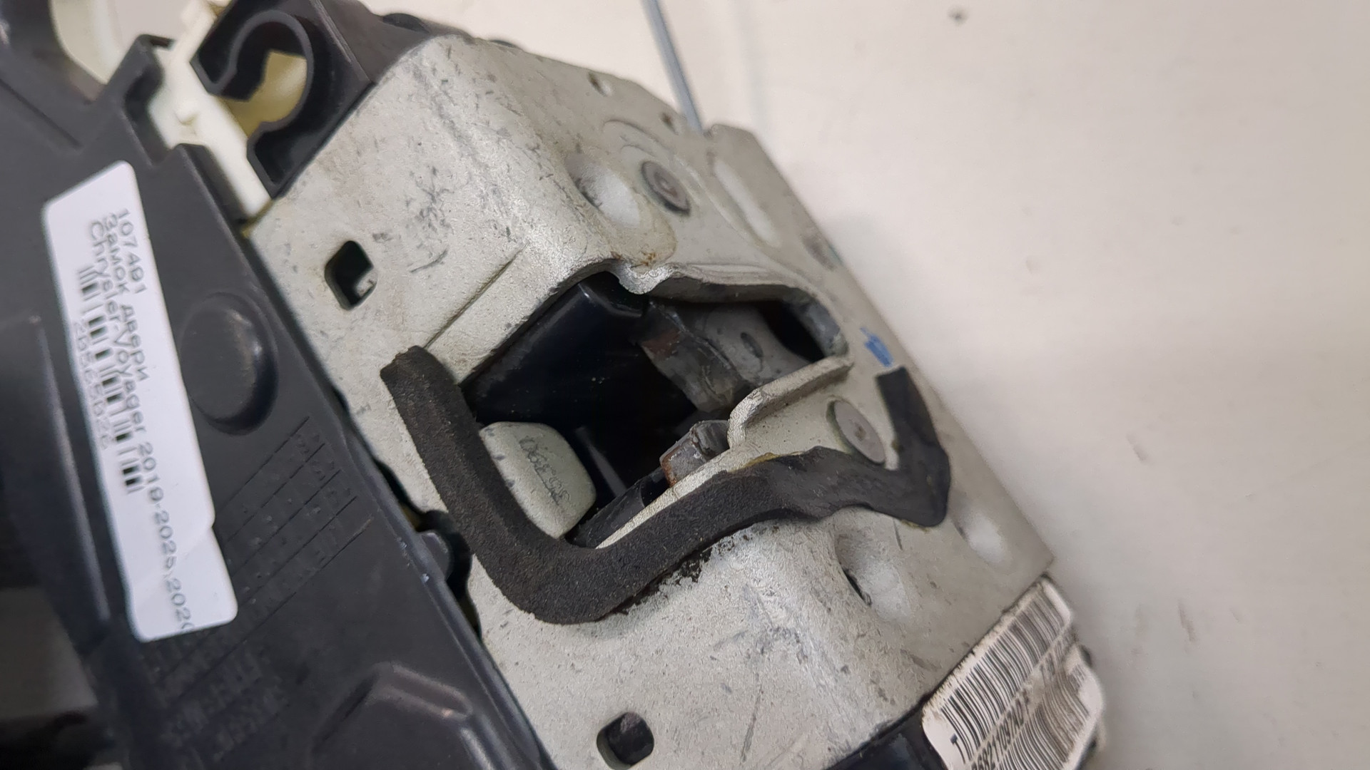 Замок двери передней левой