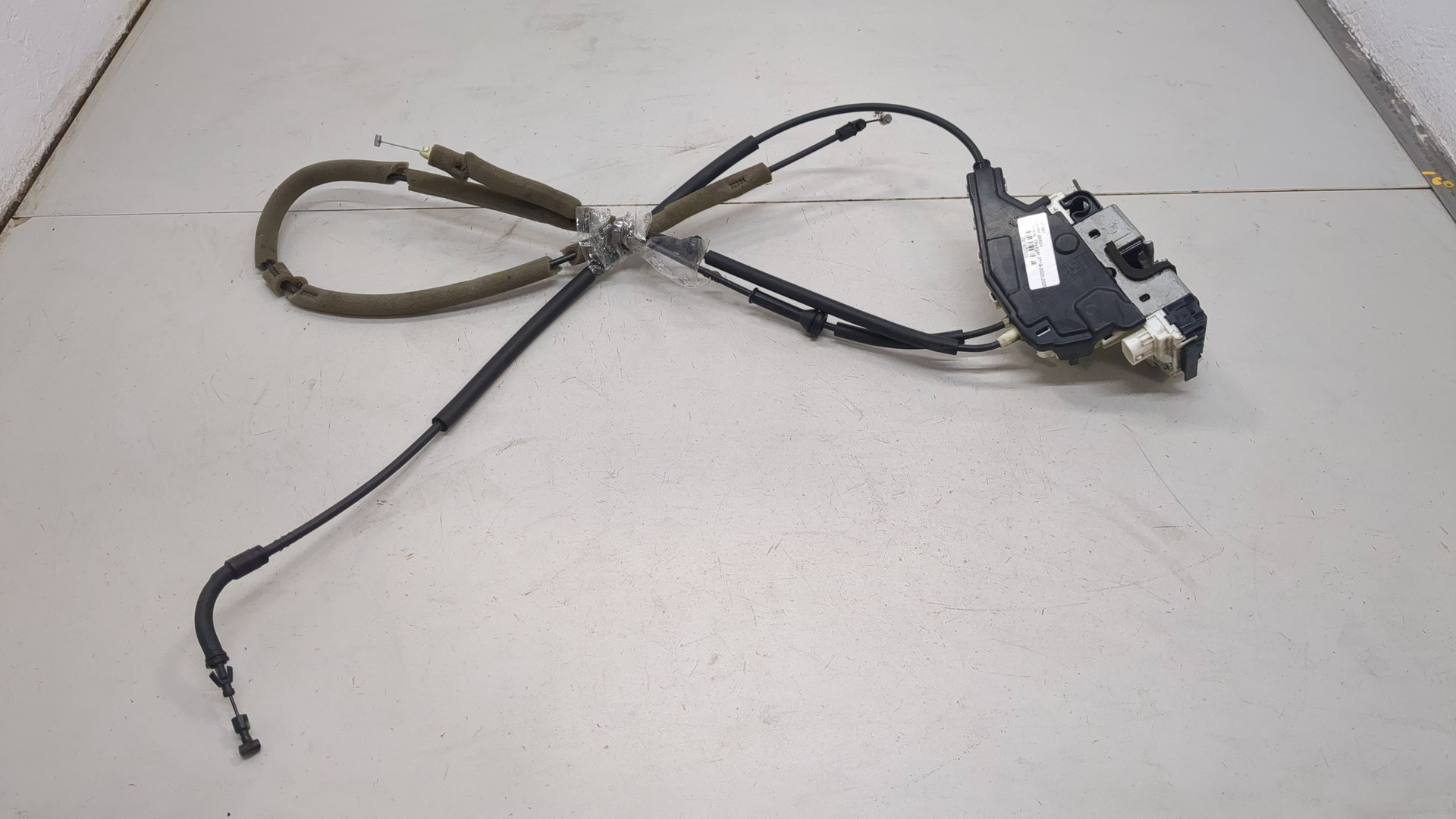 Замок двери передней левой