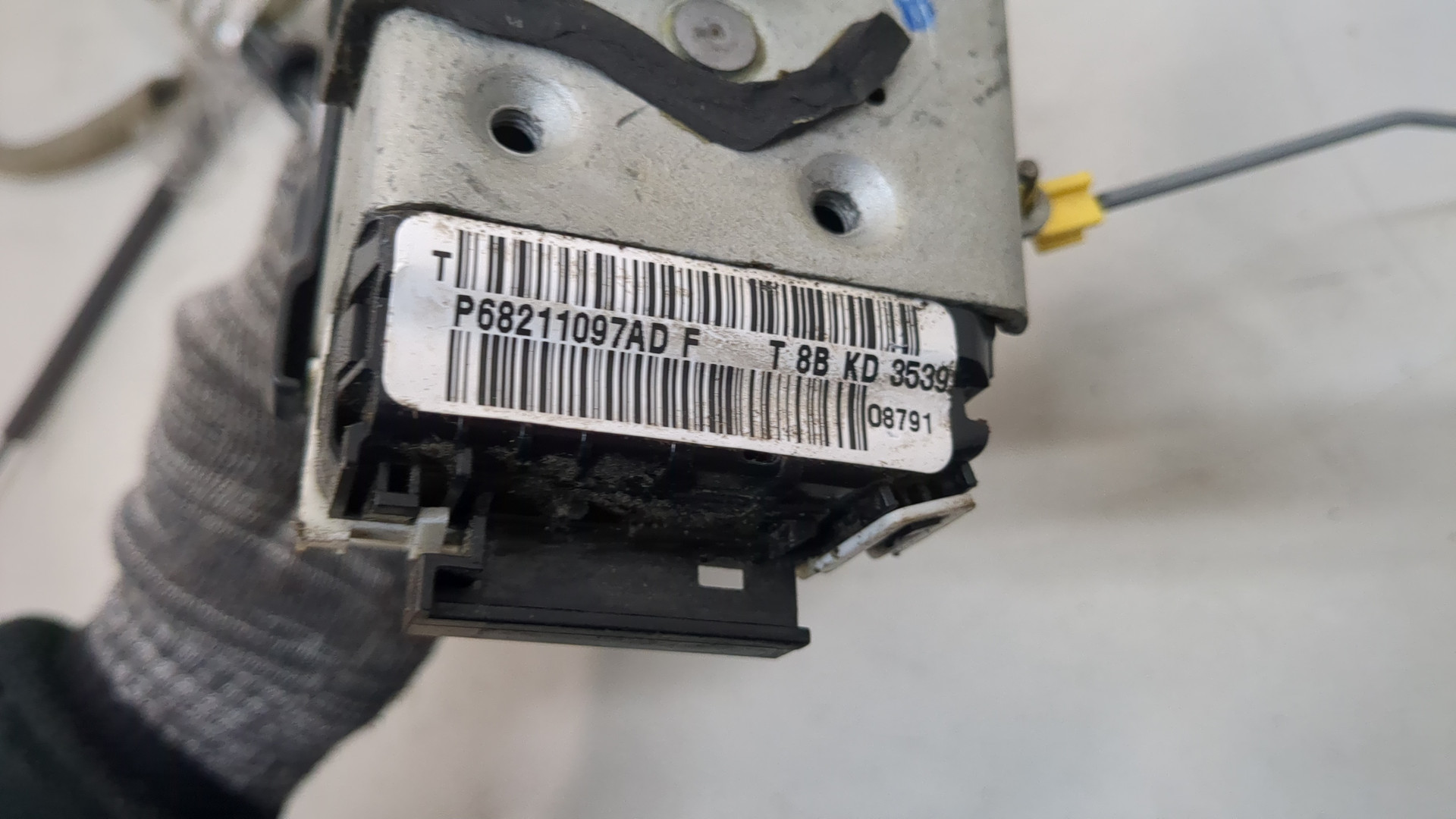 Замок двери передней левой