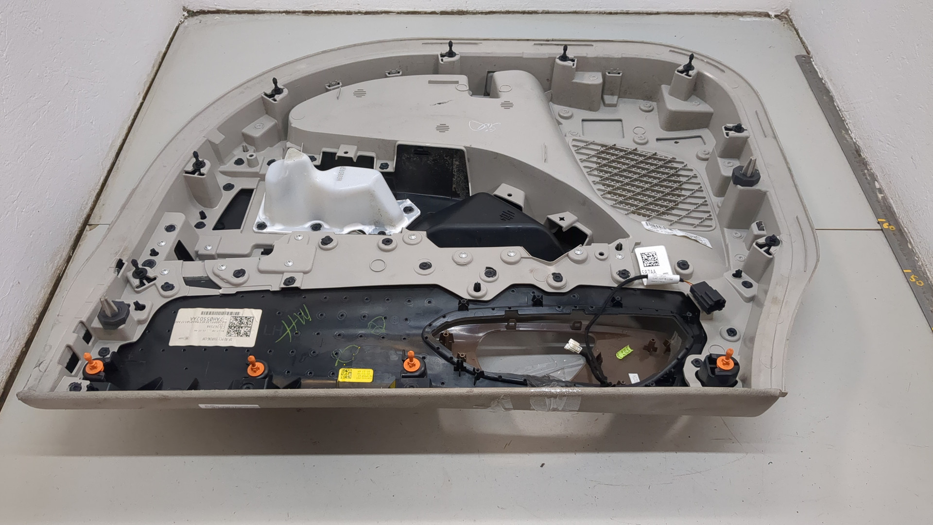 Обшивка двери передней левой