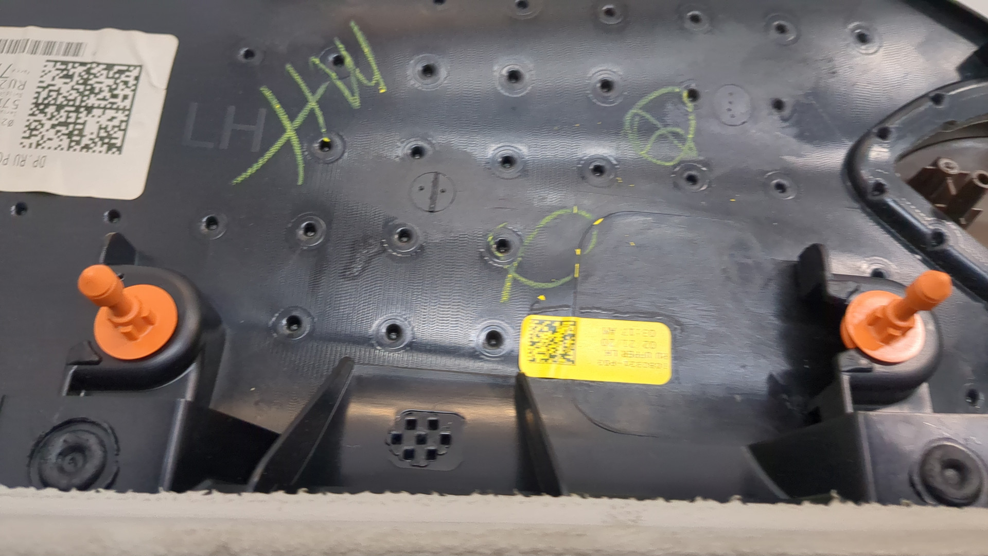 Обшивка двери передней левой