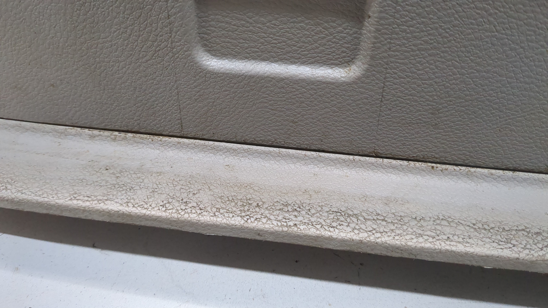 Обшивка двери передней левой