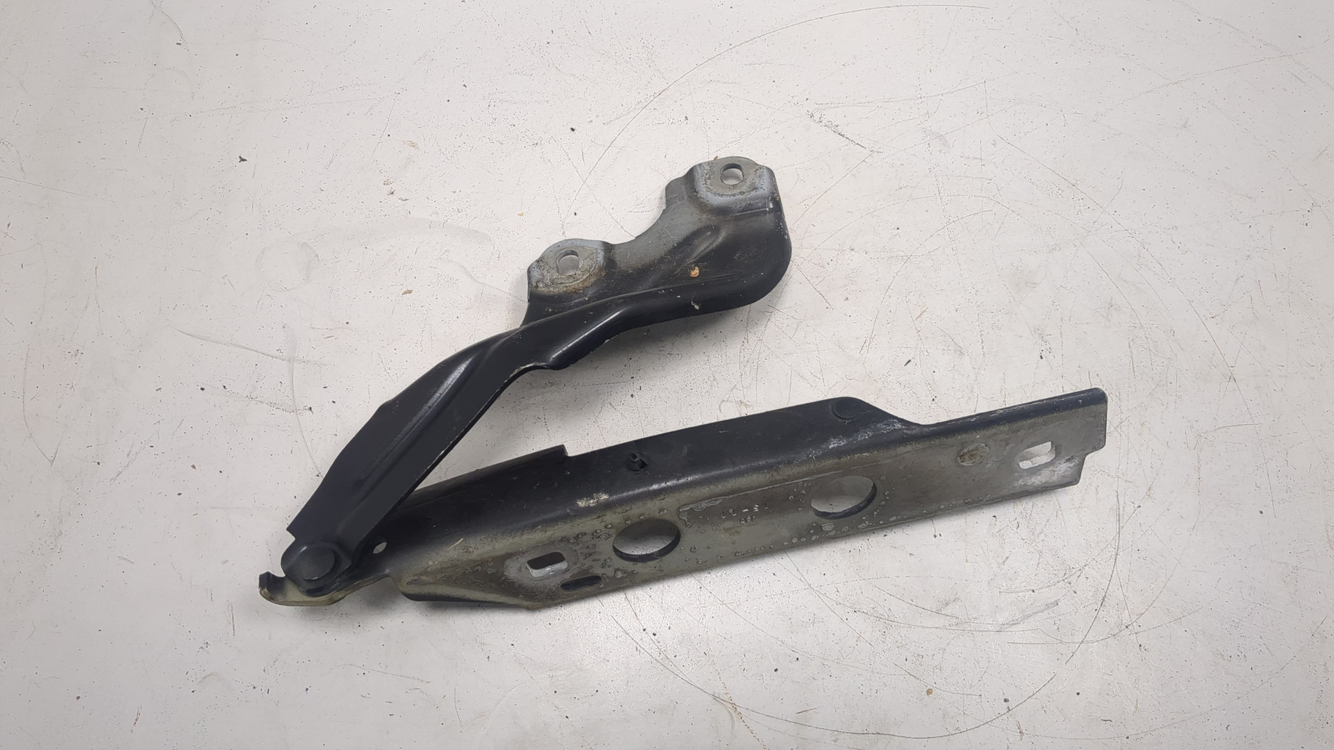 Петля капота левая