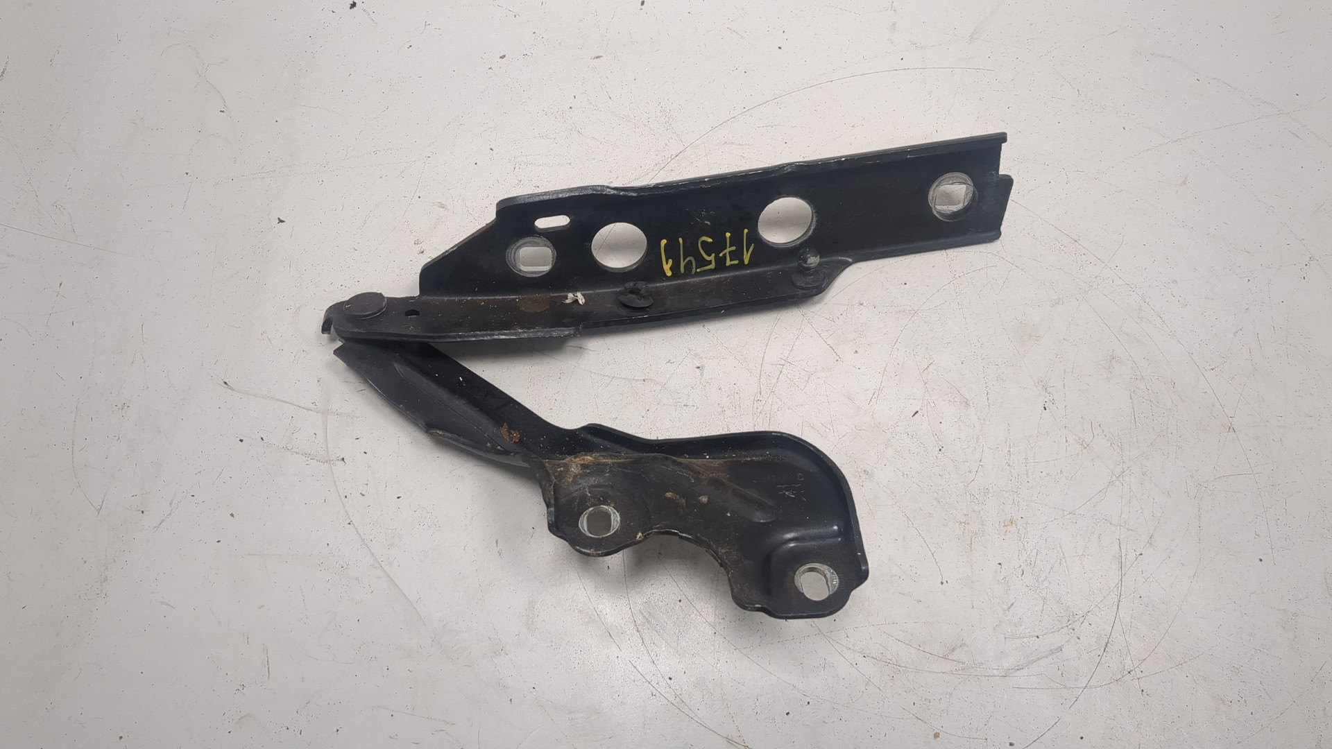 Петля капота левая