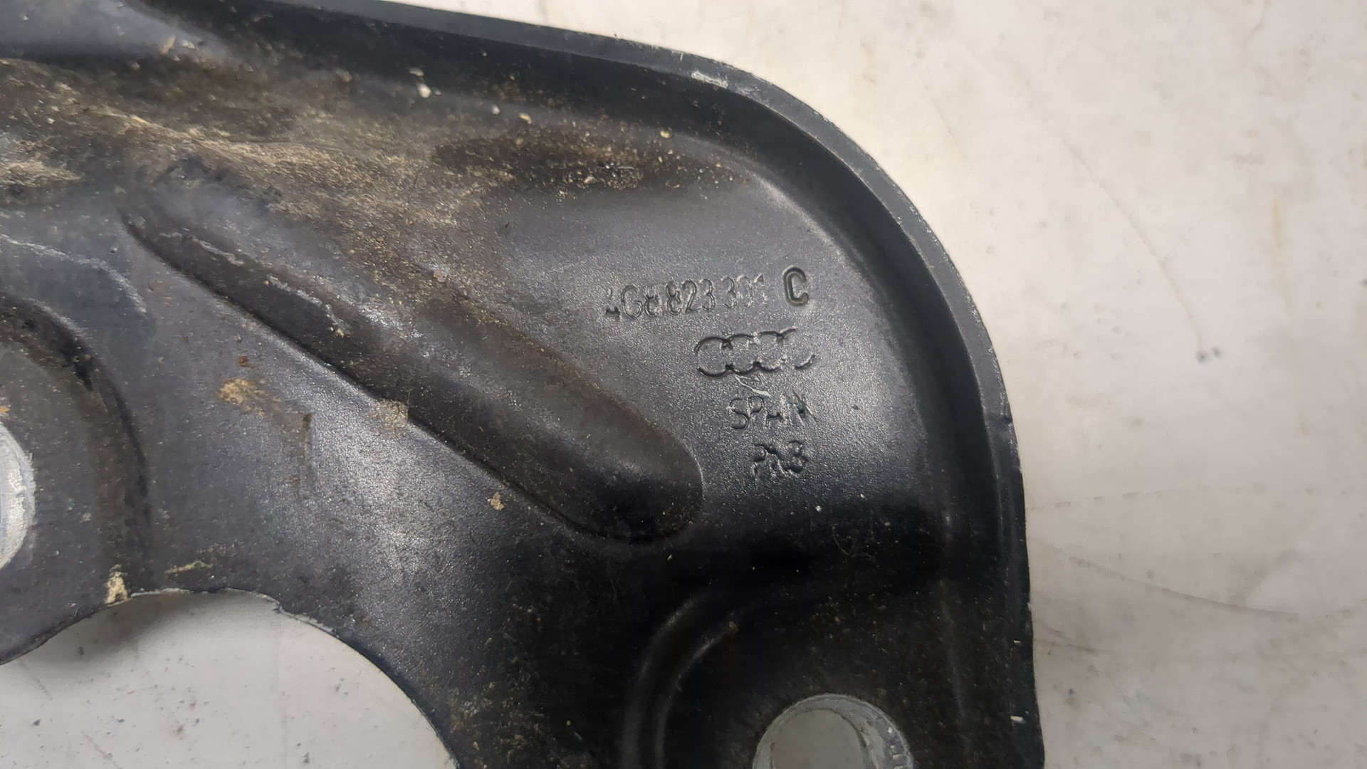 Петля капота левая