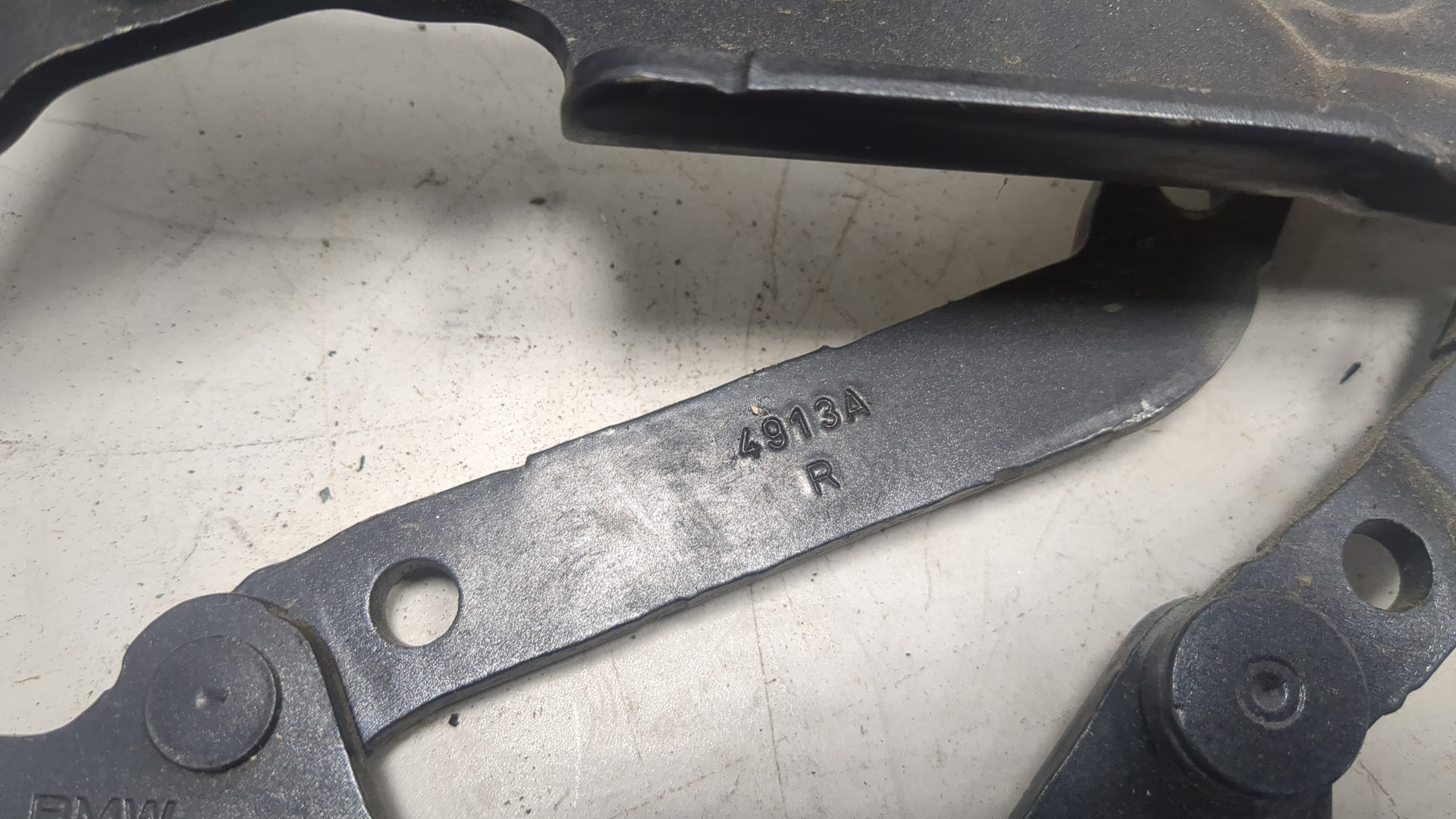 Петля капота правая