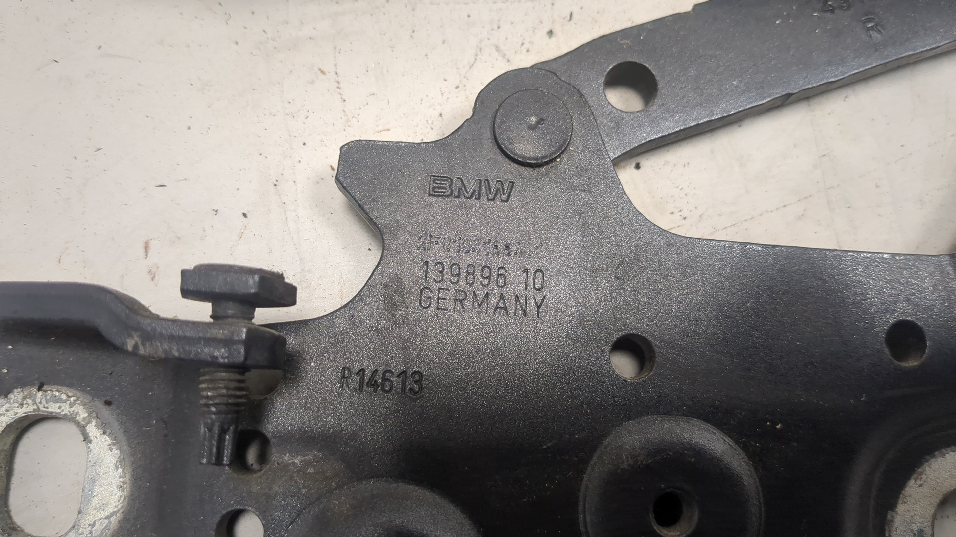 Петля капота правая