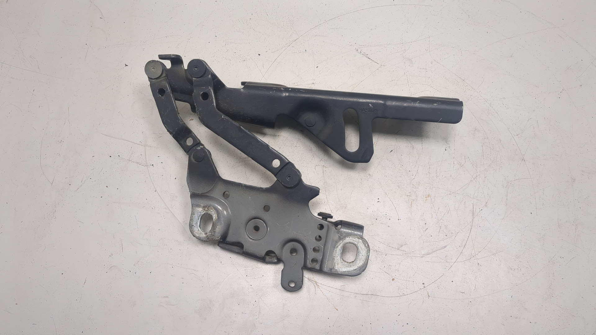 Петля капота правая