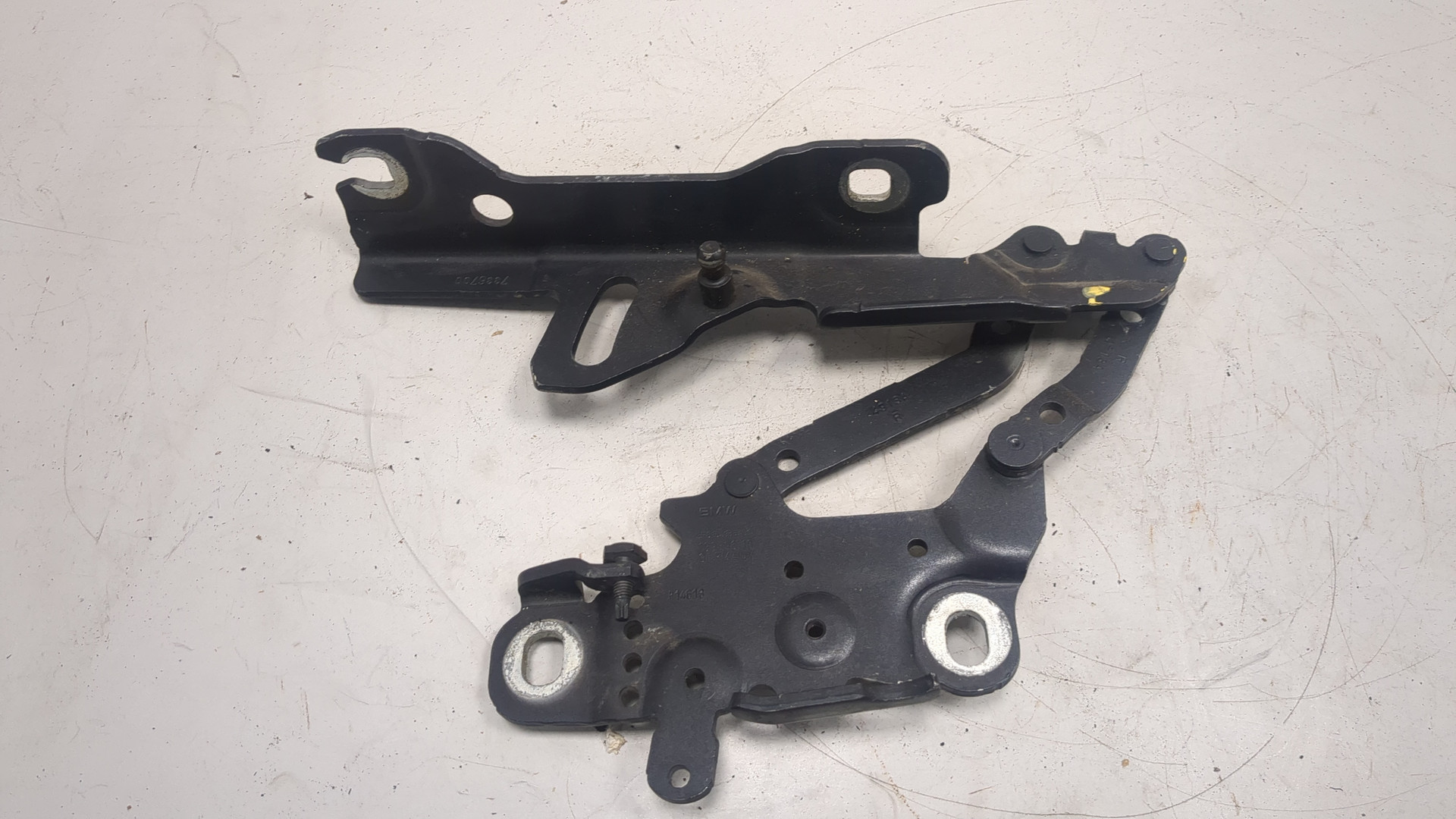 Петля капота правая