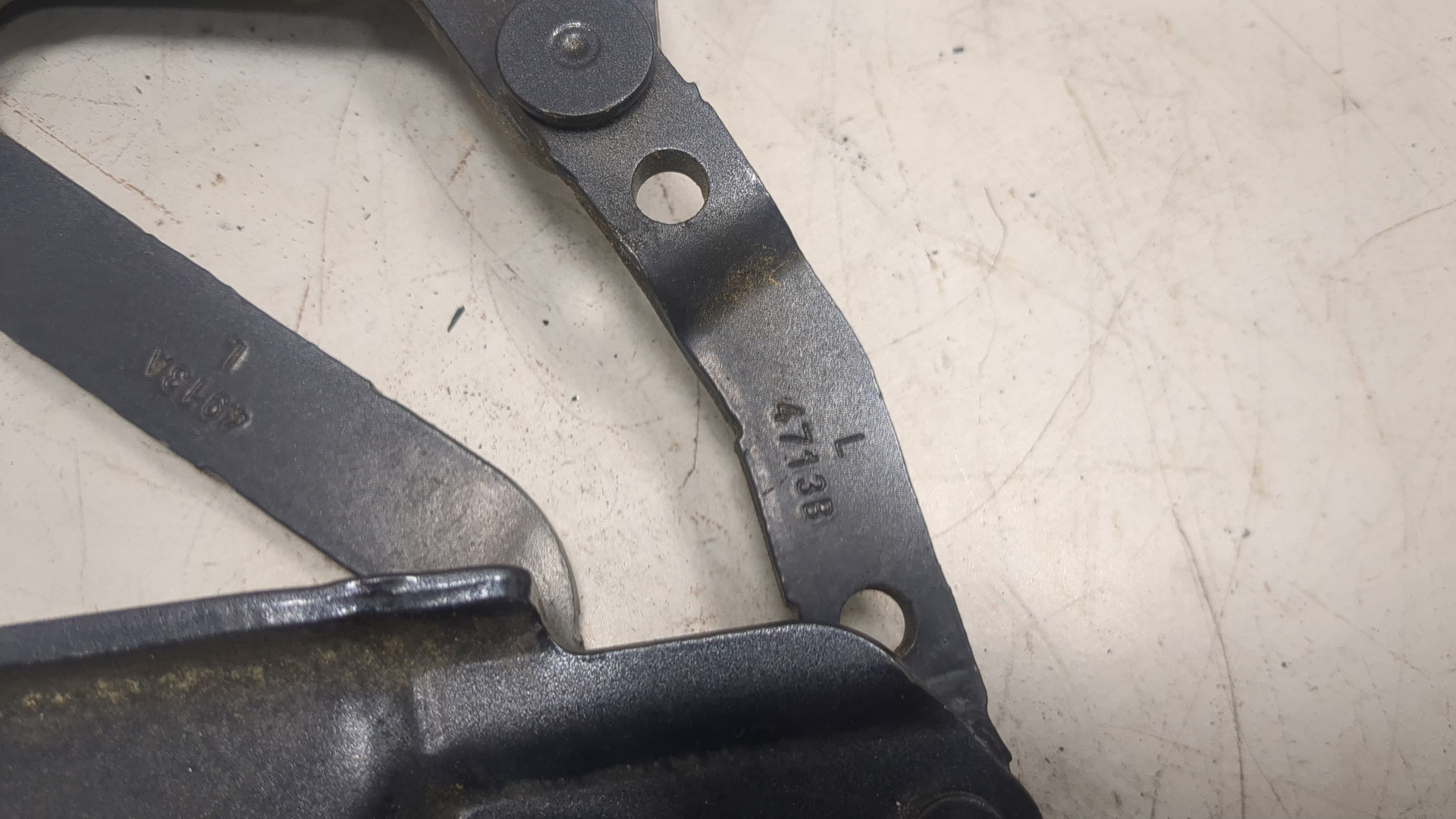 Петля капота левая