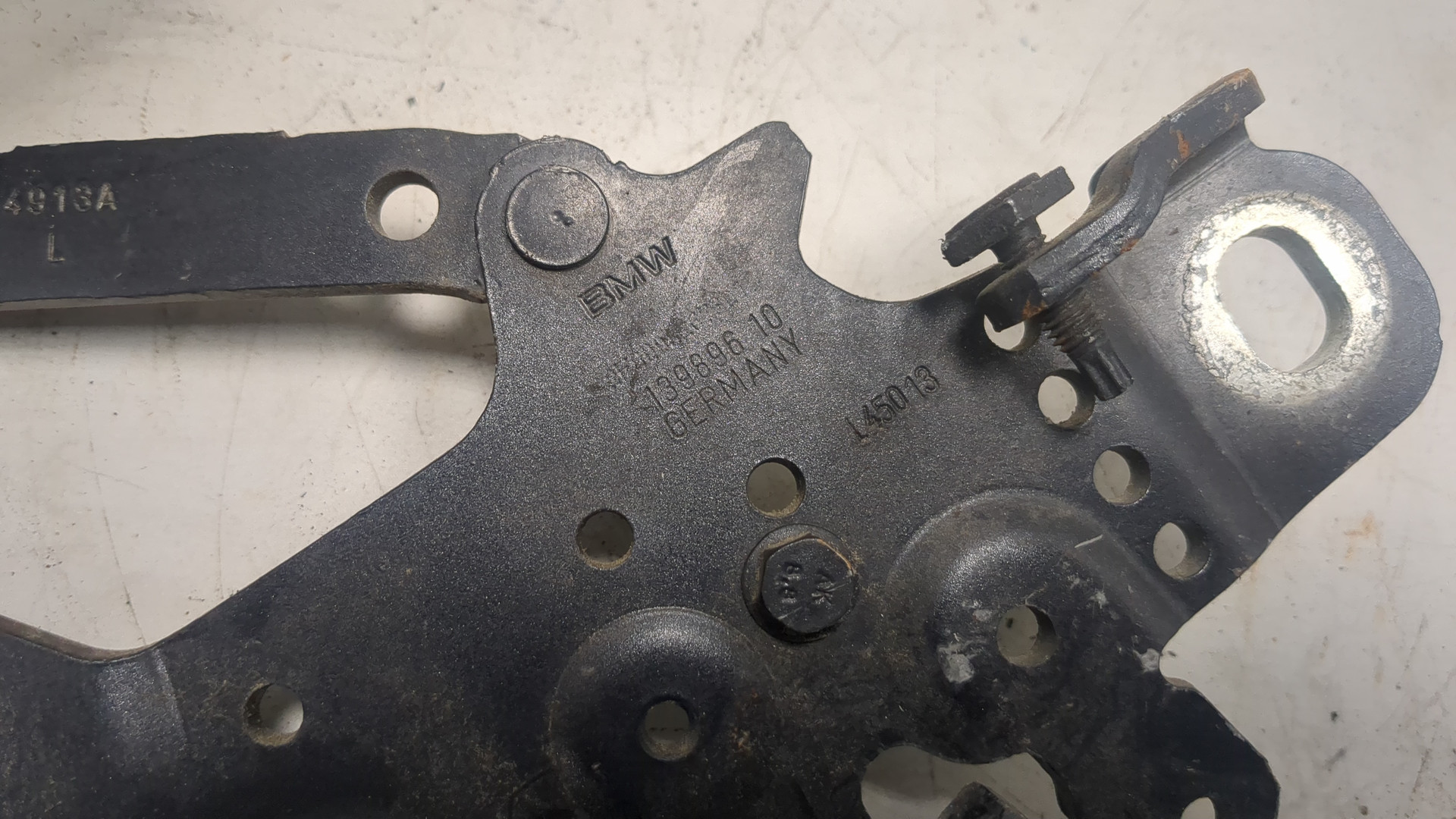 Петля капота левая