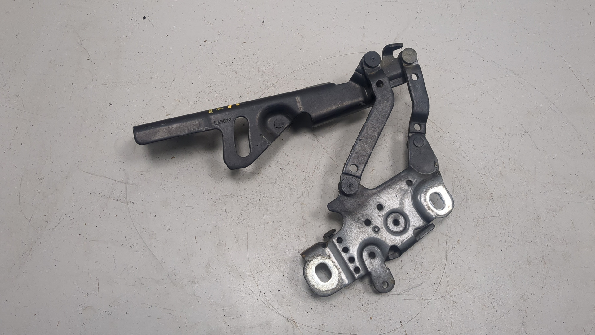 Петля капота левая