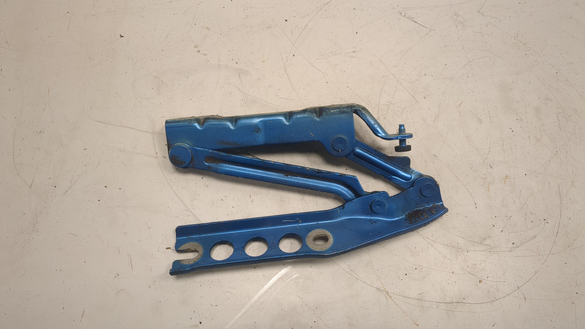 Петля капота левая