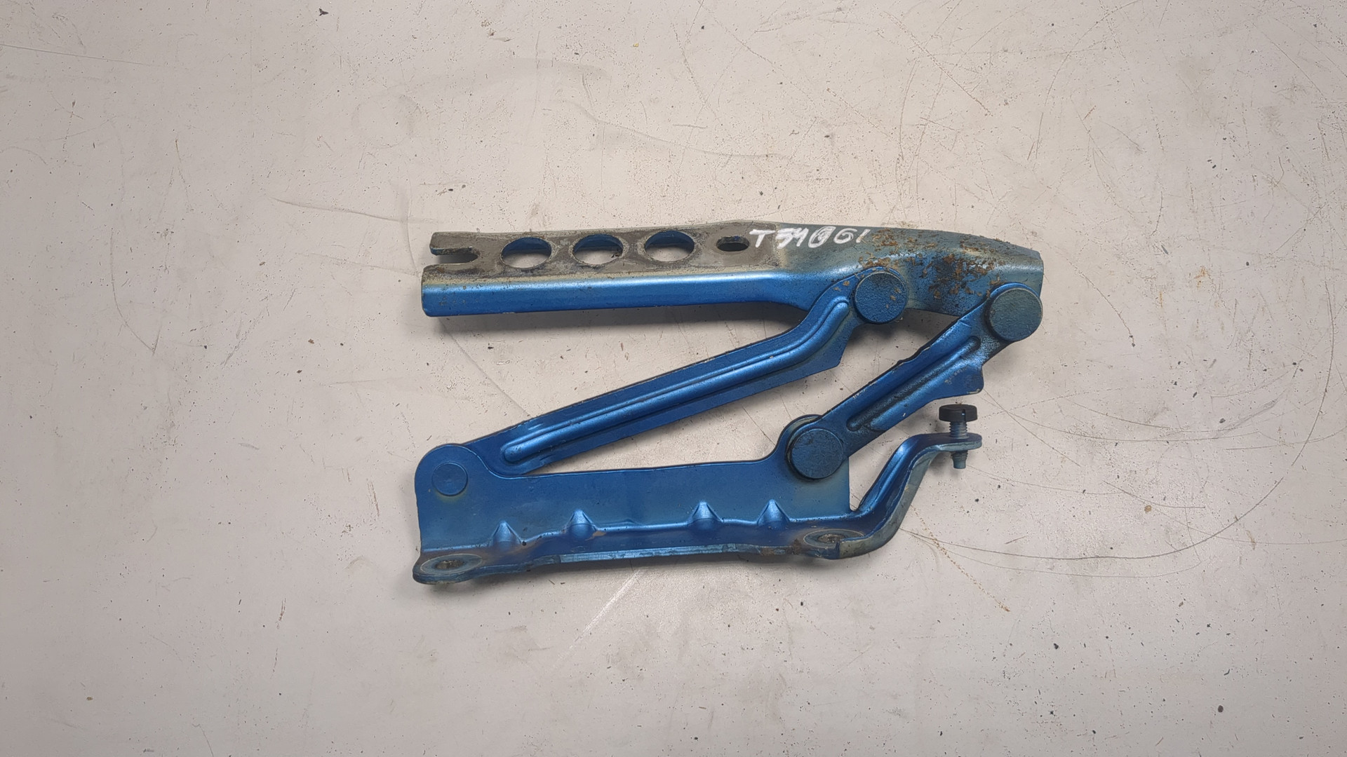 Петля капота левая