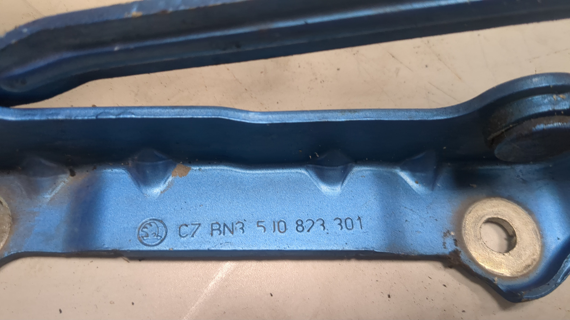 Петля капота левая