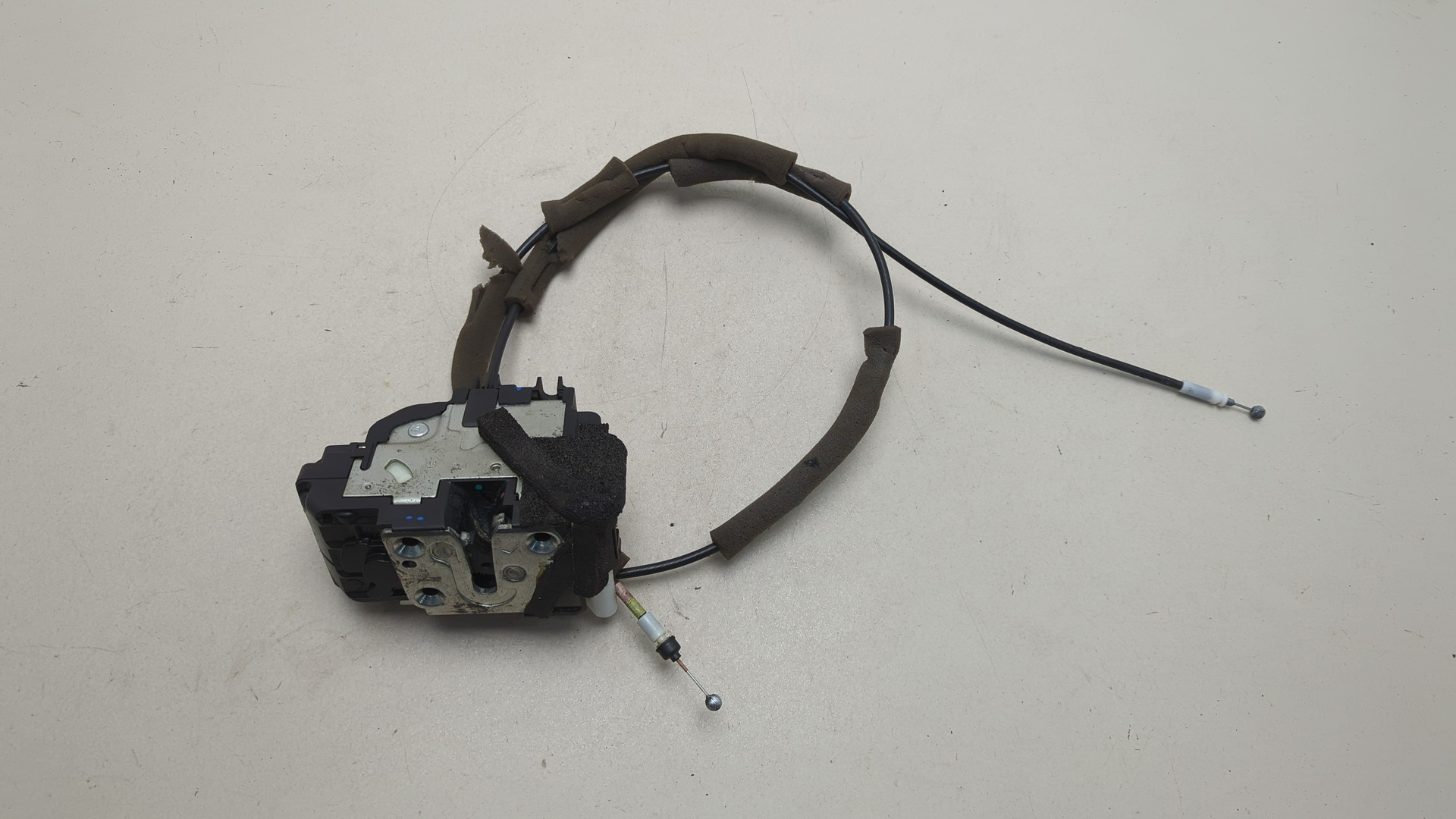 Замок двери передней правой