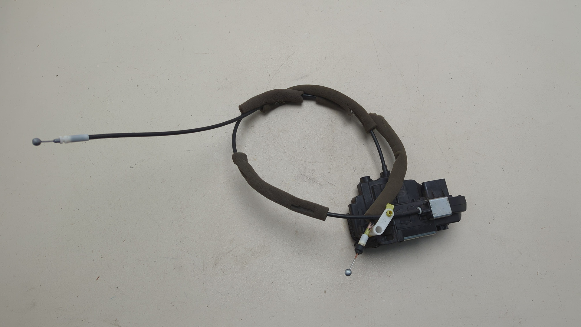 Замок двери передней правой