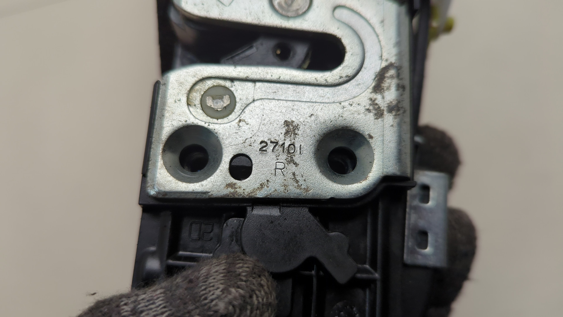 Замок двери передней правой