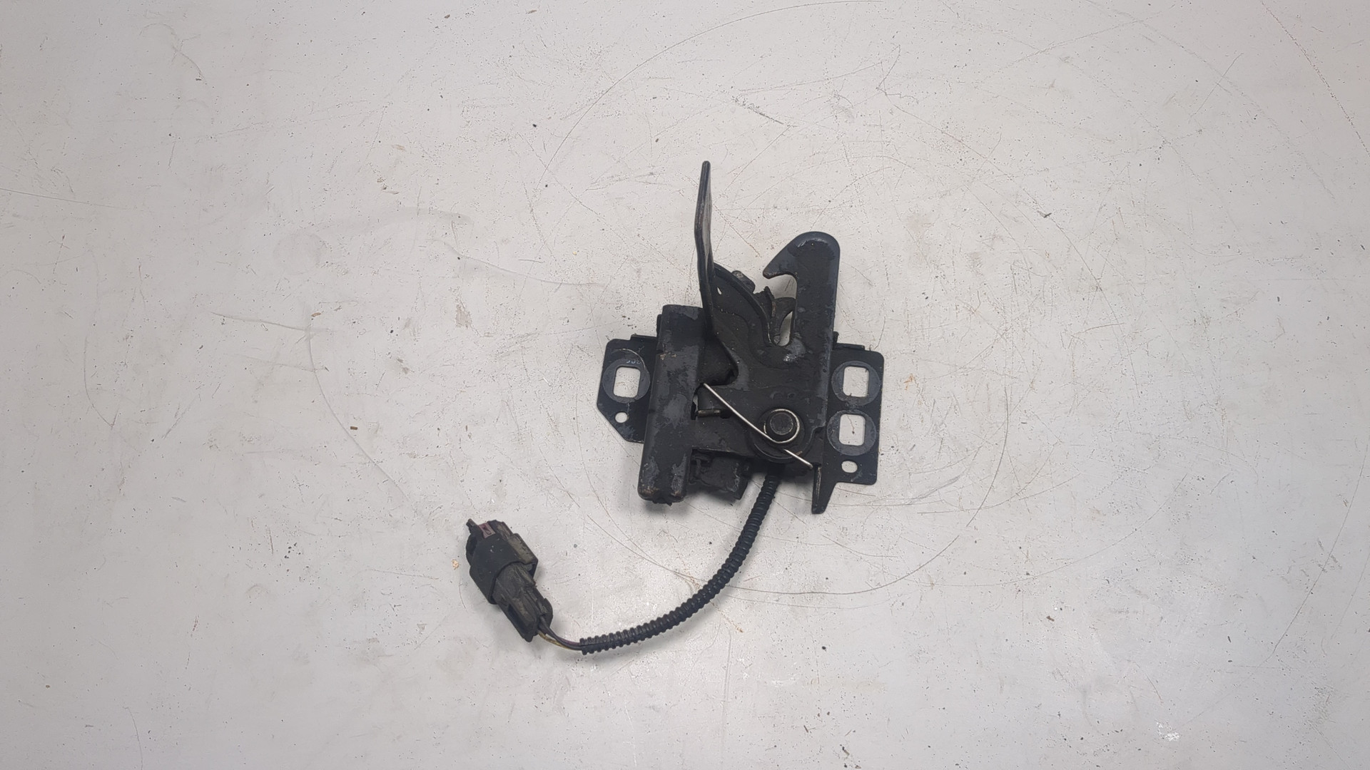 Замок капота