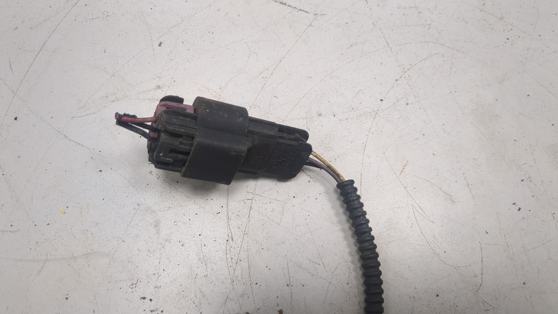 Замок капота