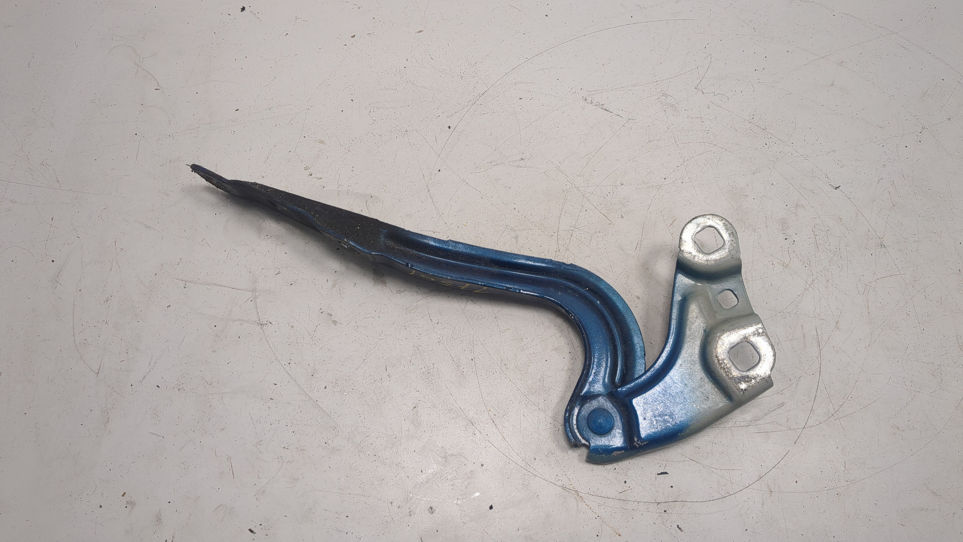 Петля капота левая