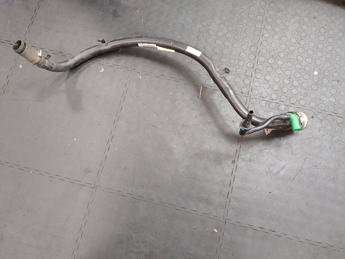 Горловина топливного бака