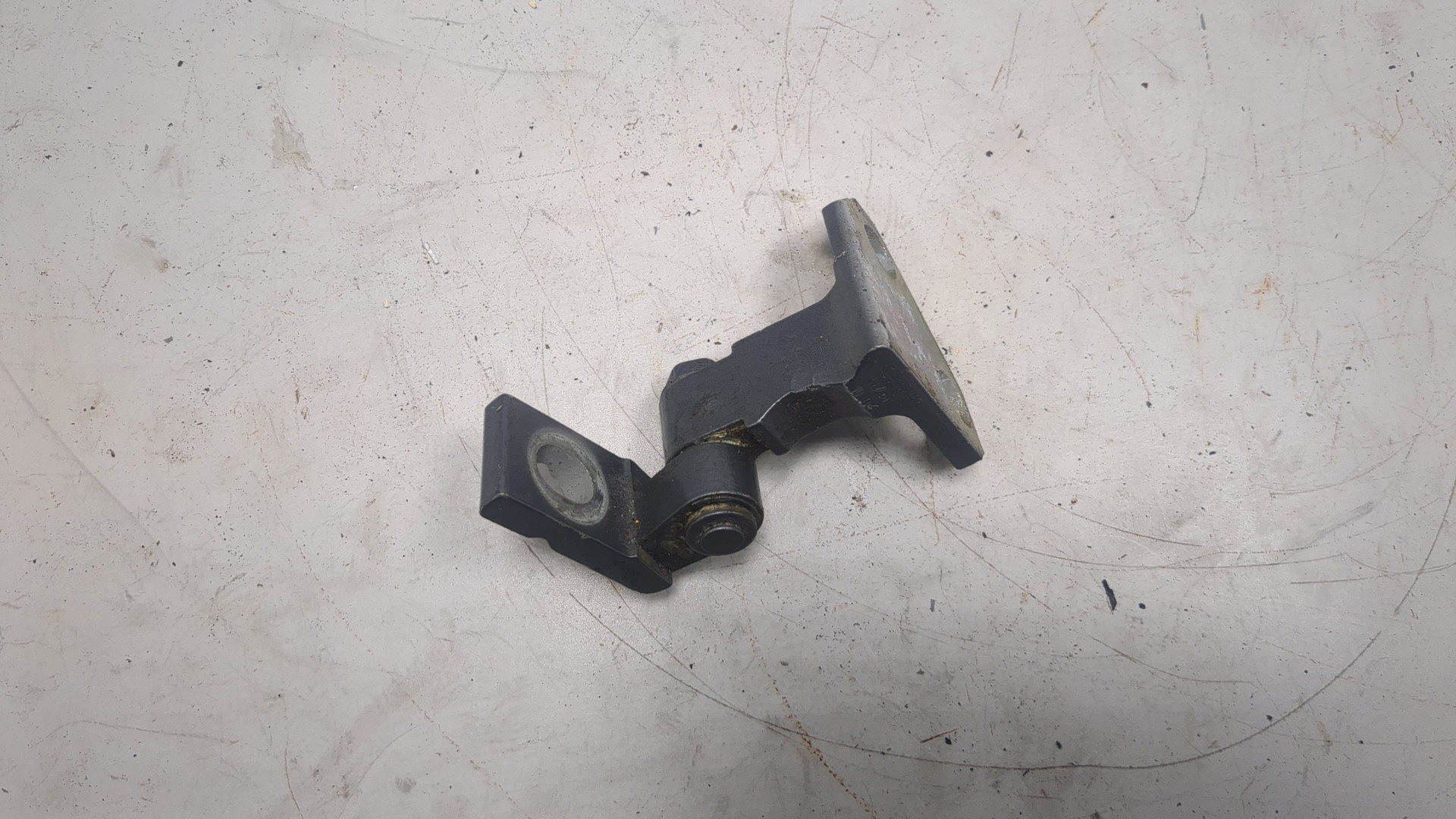 Петля двери