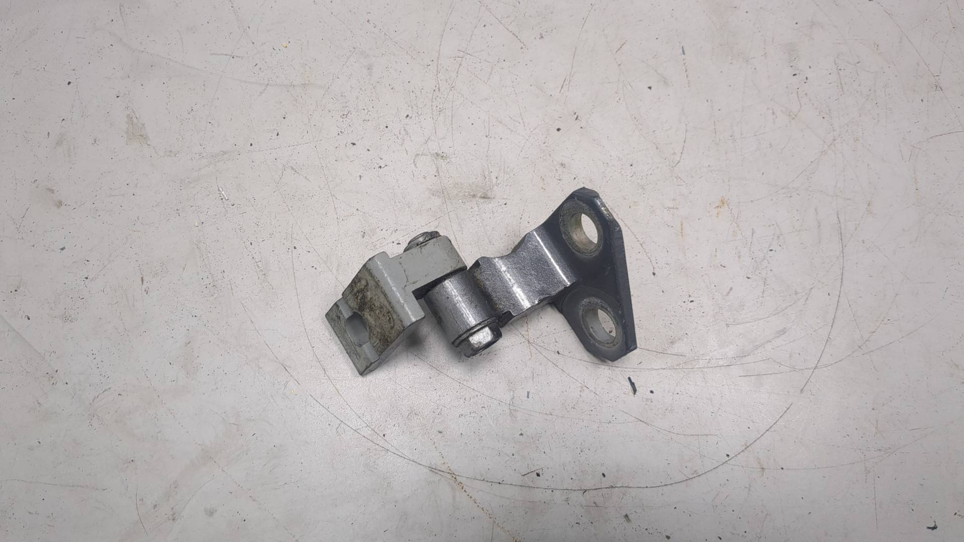 Петля двери