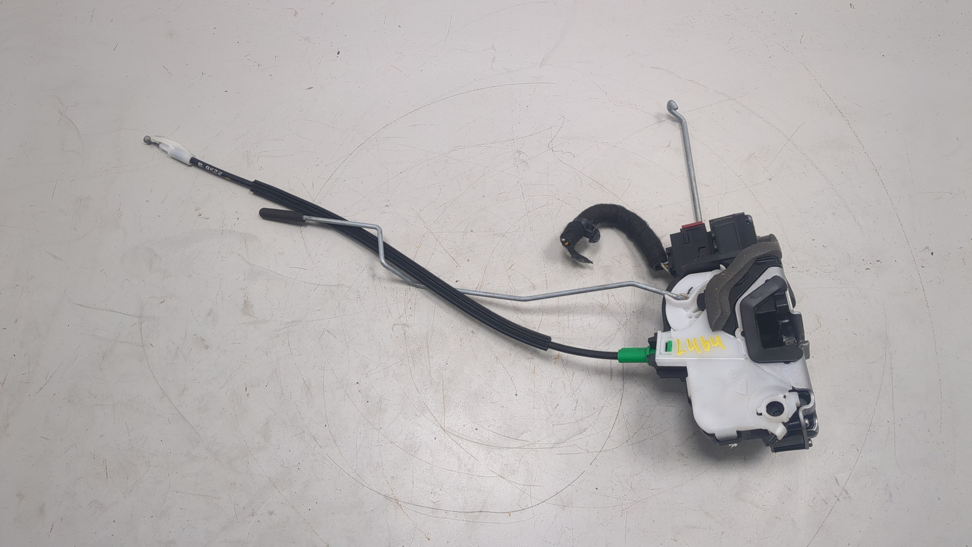 Замок двери передней правой