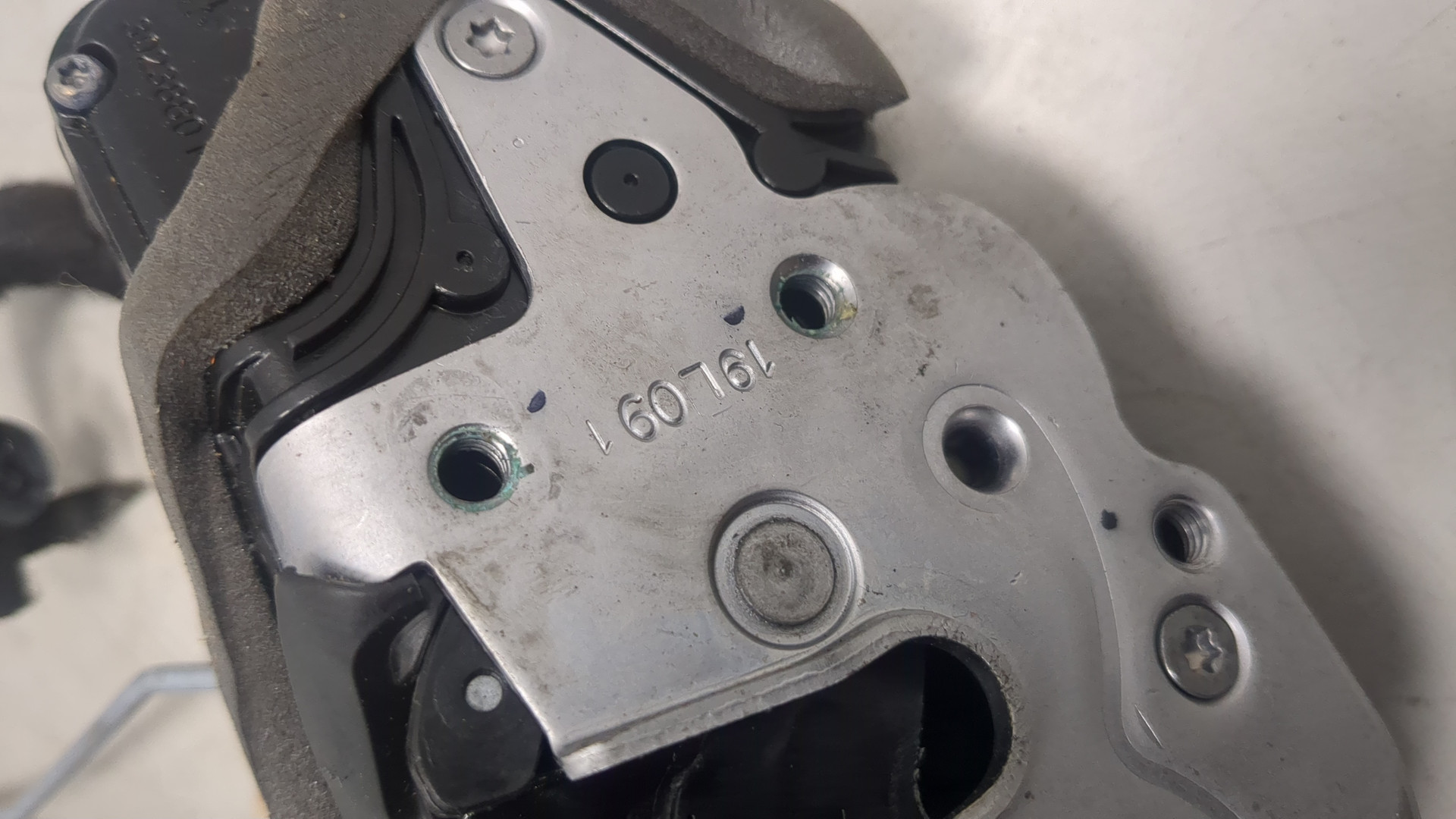 Замок двери передней правой